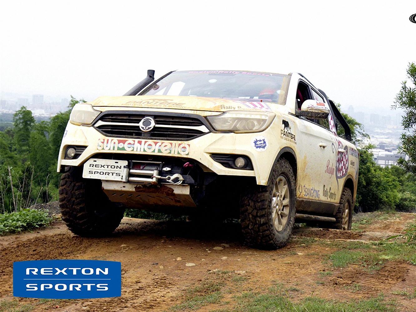 沈佳穎與SsangYong REXTON SPORTS於AXCR亞洲越野拉力賽事除了要面對越野賽道上自然環境的多變與不確定因素，更要面臨緬甸政局衝突一觸即發的不安衝突。