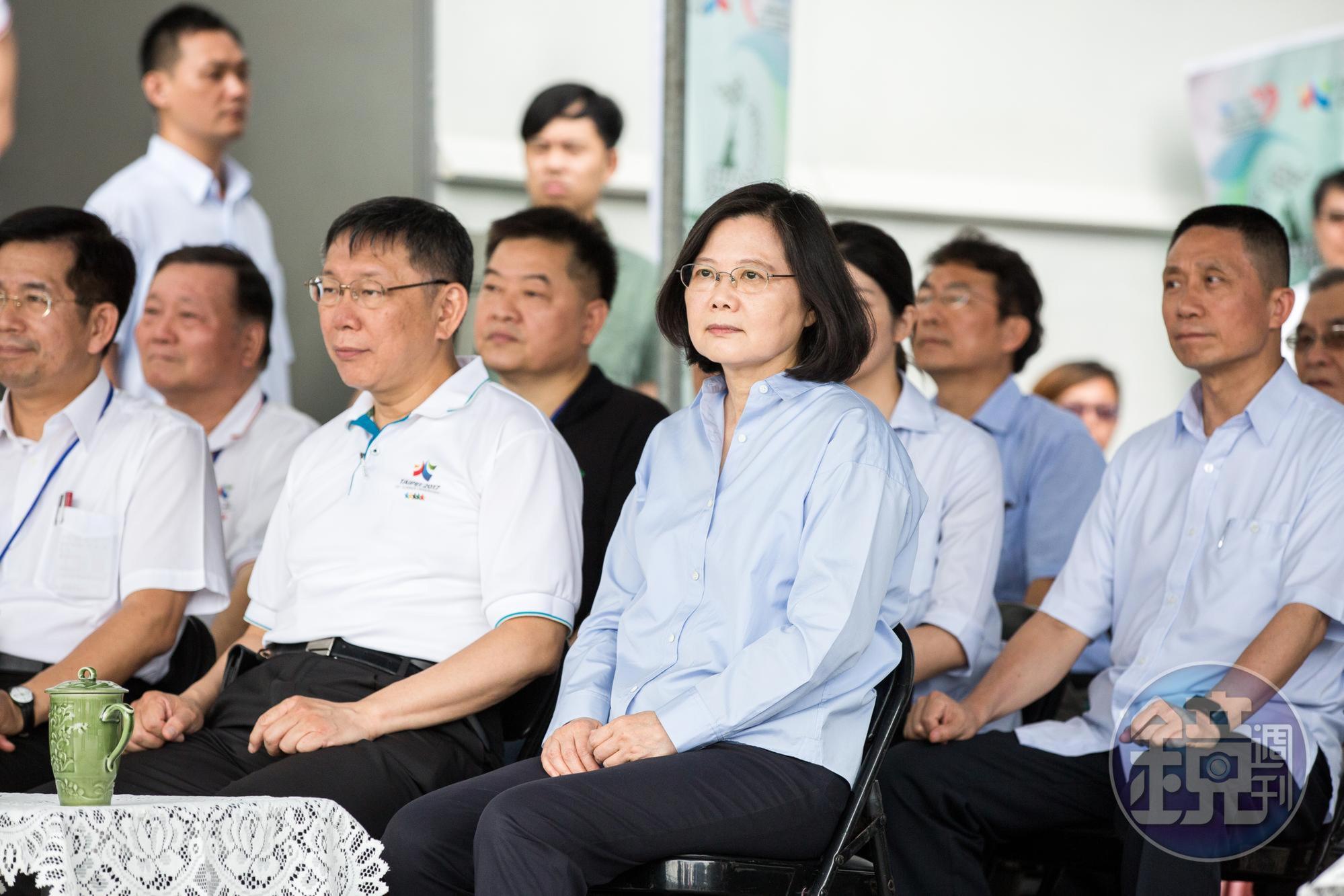 柯文哲批蔡英文雖然不貪汙,但身邊的每個人都在貪汙,蔡英文要求柯文哲提出證據,如果沒有證據就道歉。