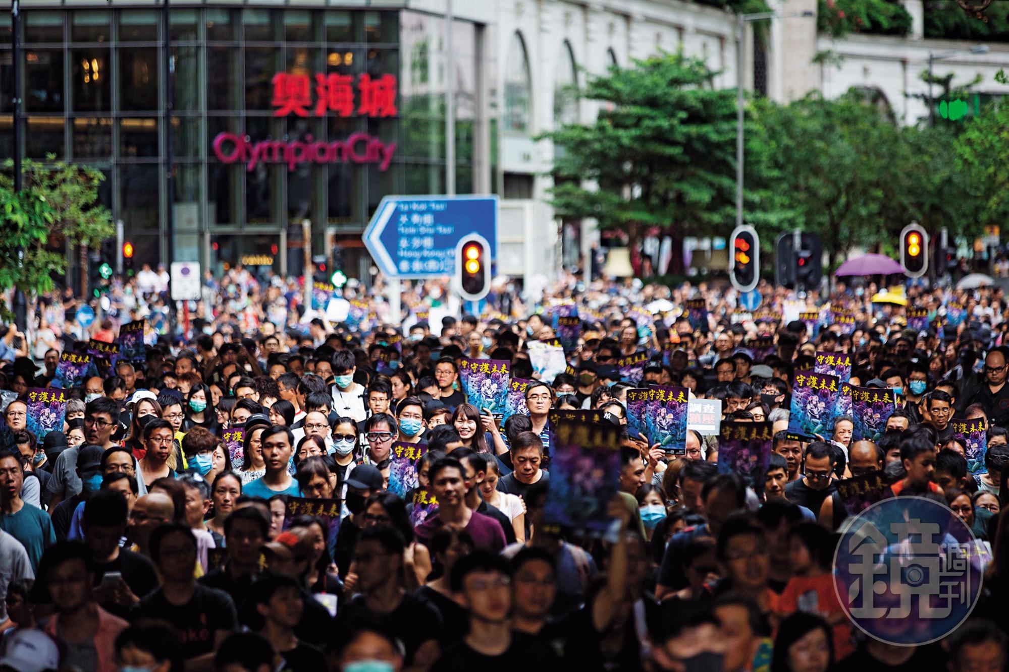 從8月2日到8月5日,香港連續4天在各處舉辦大型集會遊行,至8月5日發起三罷、8區集會,行動再升級。圖為8月3日旺角遊行現場。