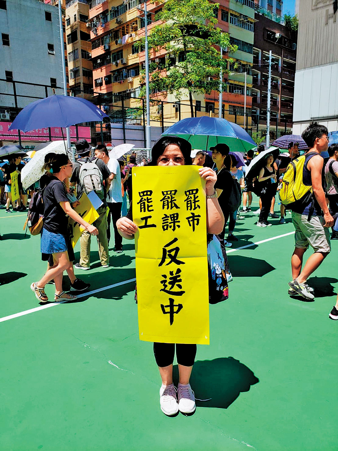 8月5日，房屋署公務員梁小姐請假罷工，參與旺角麥花臣球場大型集會。