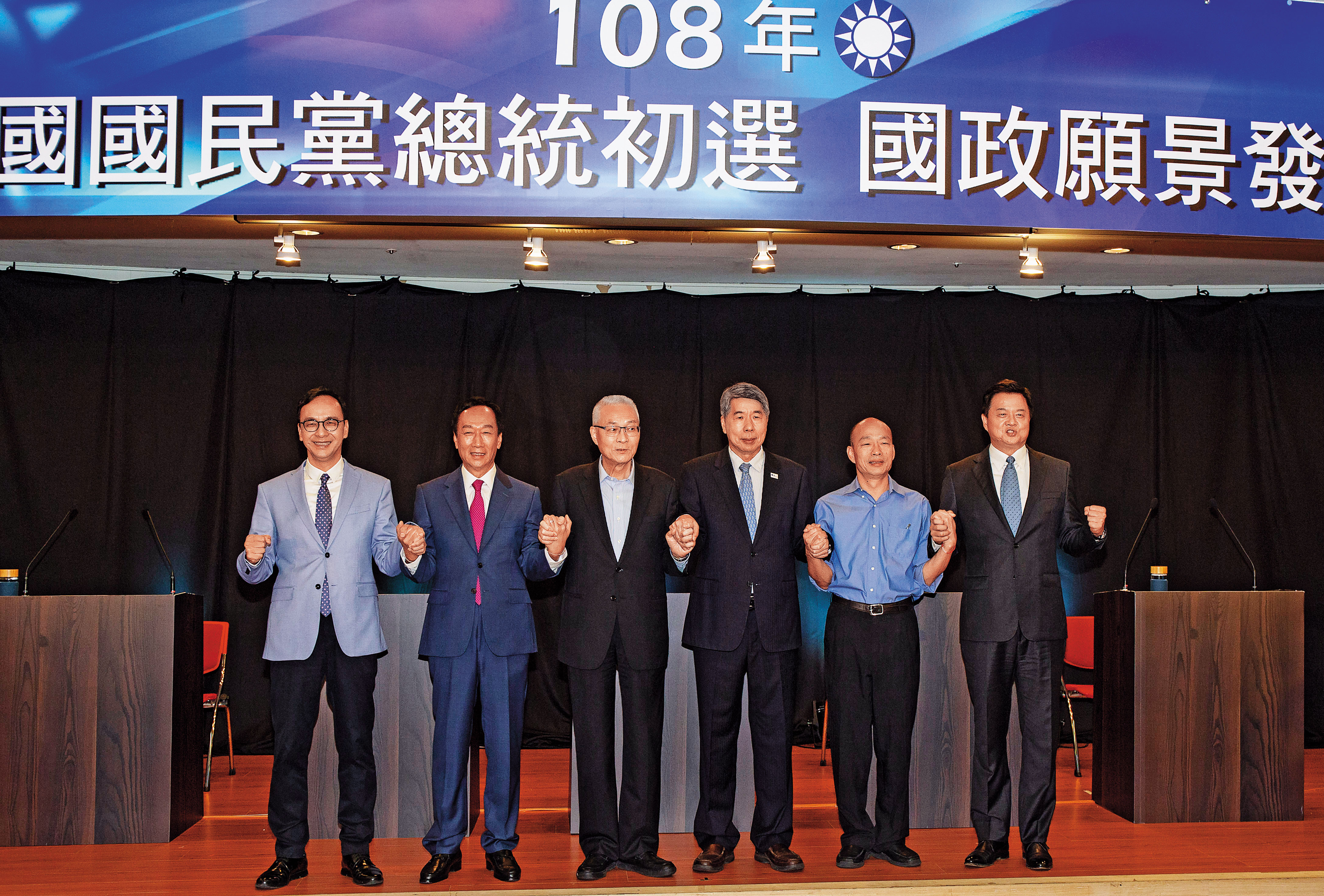 國民黨初選期間，鴻海創辦人郭台銘（左2）與高雄市長韓國瑜（右2）間的競爭激烈，也引發媒體選邊站效應。