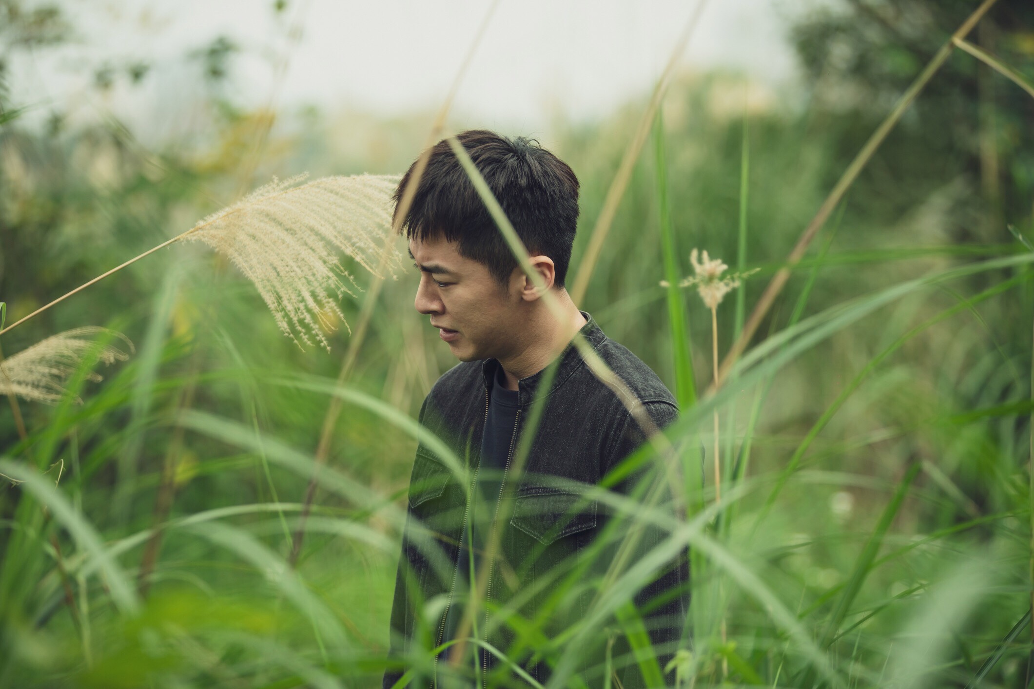 好友小虎（張再興）死後被丟棄在叢林中，阿海（李國毅）發現屍體時眼神充滿感傷。 （LIVE TV提供） 