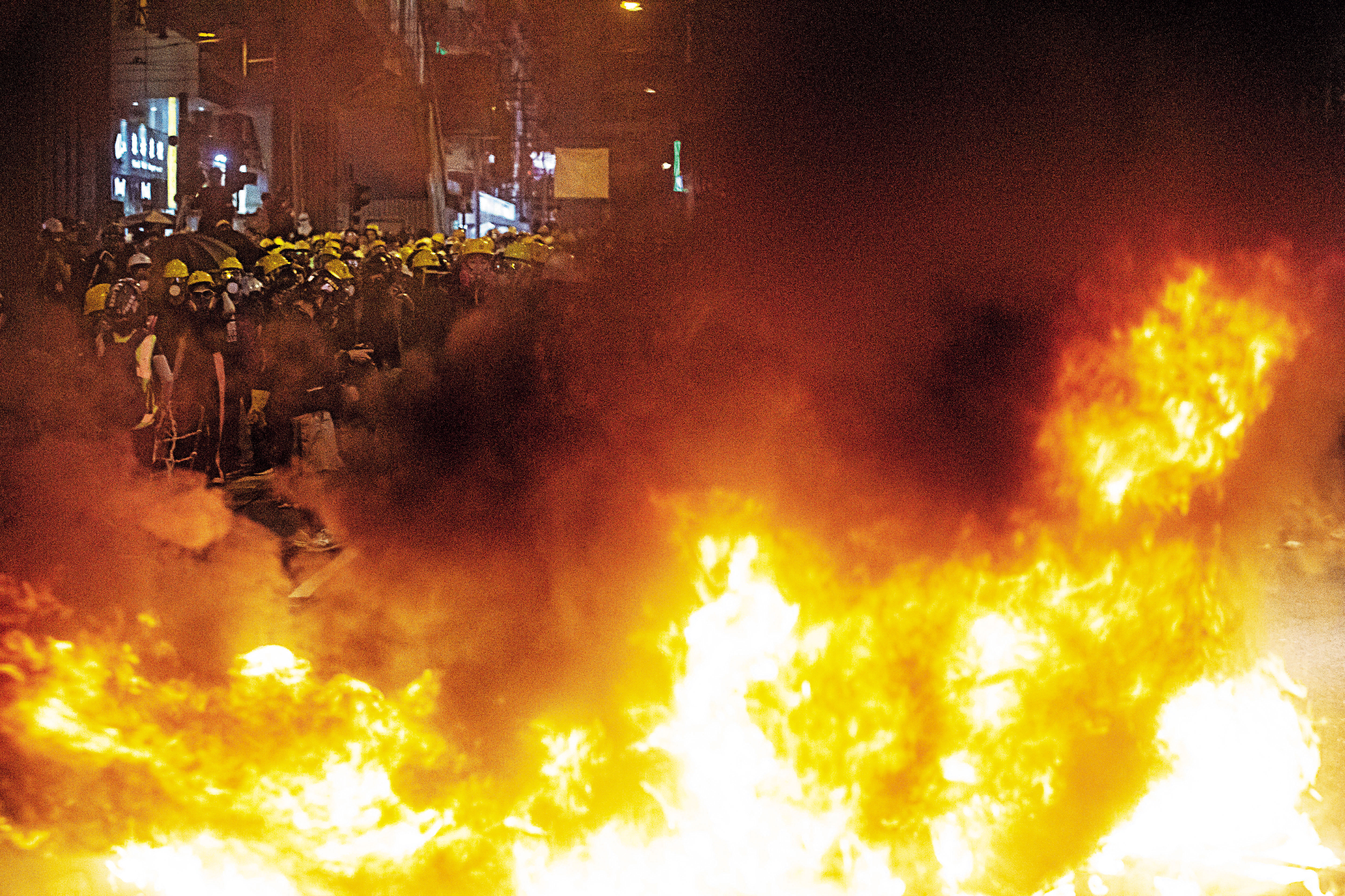 8月4日晚上，示威者阻擋紅磡海底隧道入口、在銅鑼灣焚燒垃圾桶與木頭，香港的夜晚鬧區有如火藥庫，到處衝突。