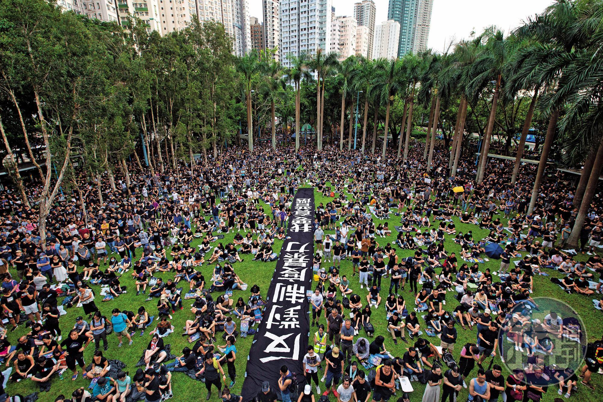 8月4日傍晚,港島西卑路乍灣公園舉辦大型集會。