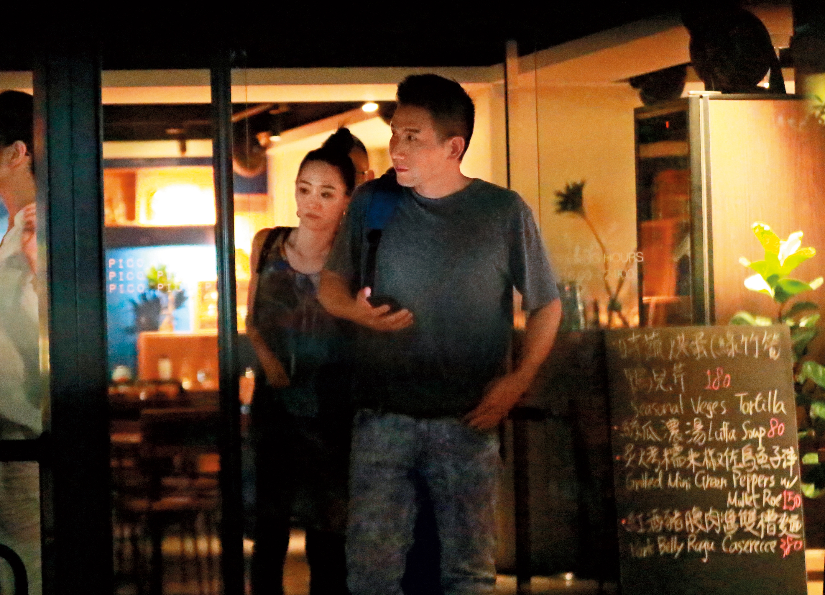 7月25日22：18，吃完後一群人出來，也是吳可熙跟趙德胤領先，看似女主人＆男主人的氣場。