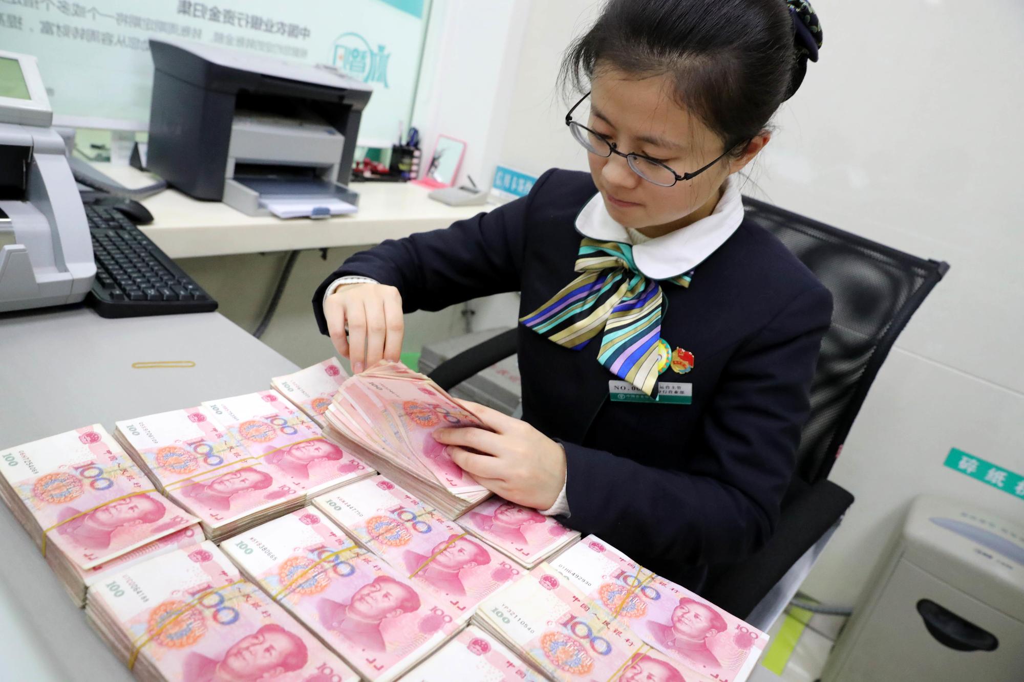 美中貿易戰重啟,人民幣一舉跌破「7」心理關卡,也讓新台幣大貶。(東方IC)