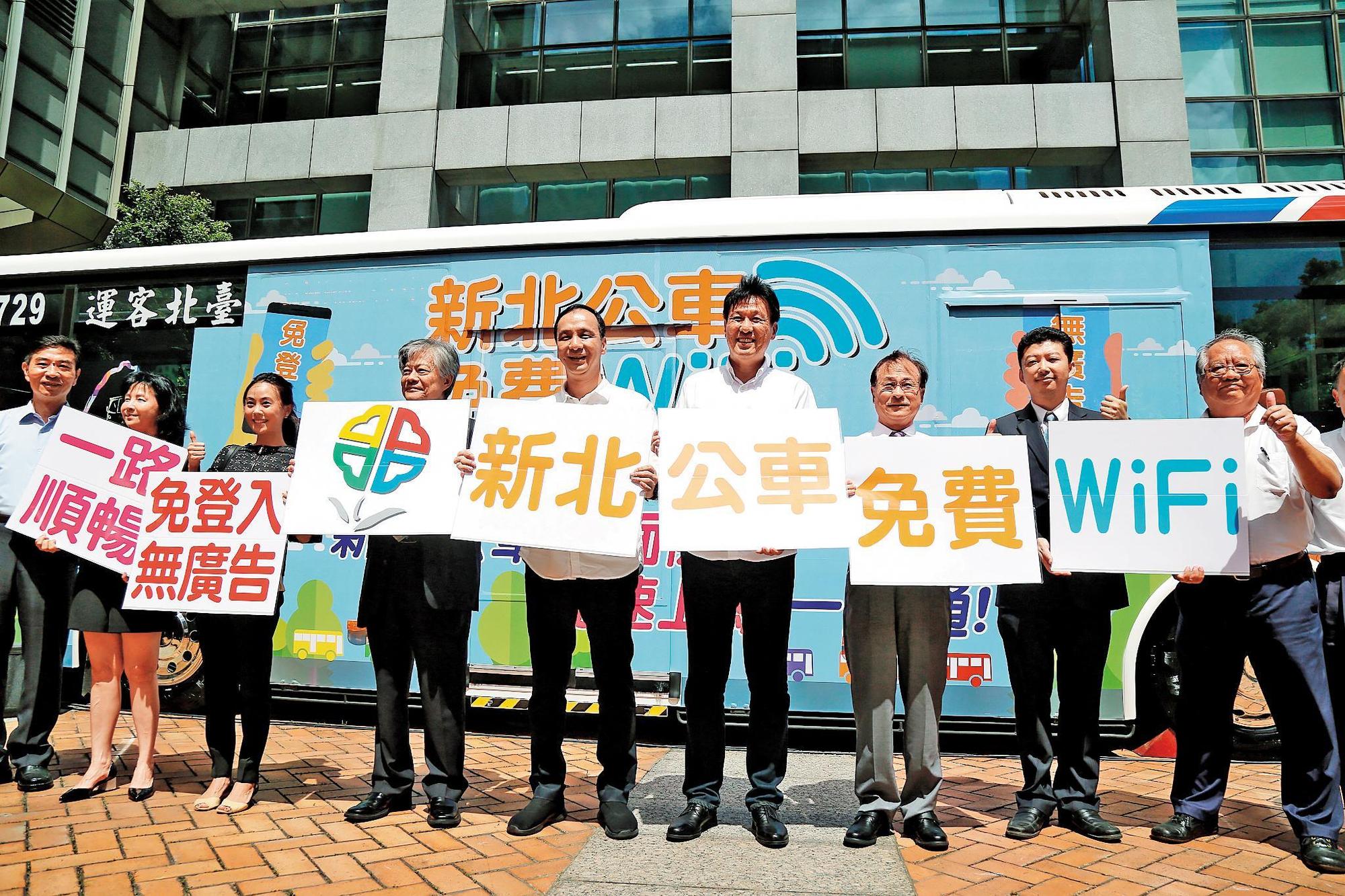 兄弟鬩牆之前，李博仁（左2）與李博文（右2）聯袂出席活動。（翻攝新北市府網頁）