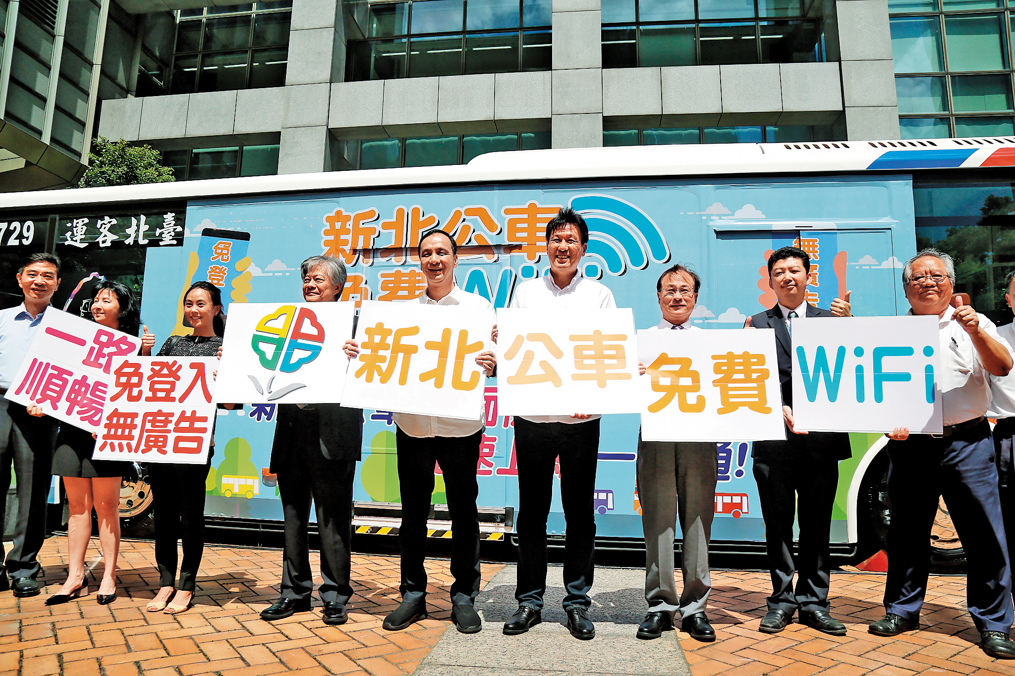 兄弟鬩牆之前，李博仁（左2）與李博文（右2）聯袂出席活動。（翻攝新北市府網頁）