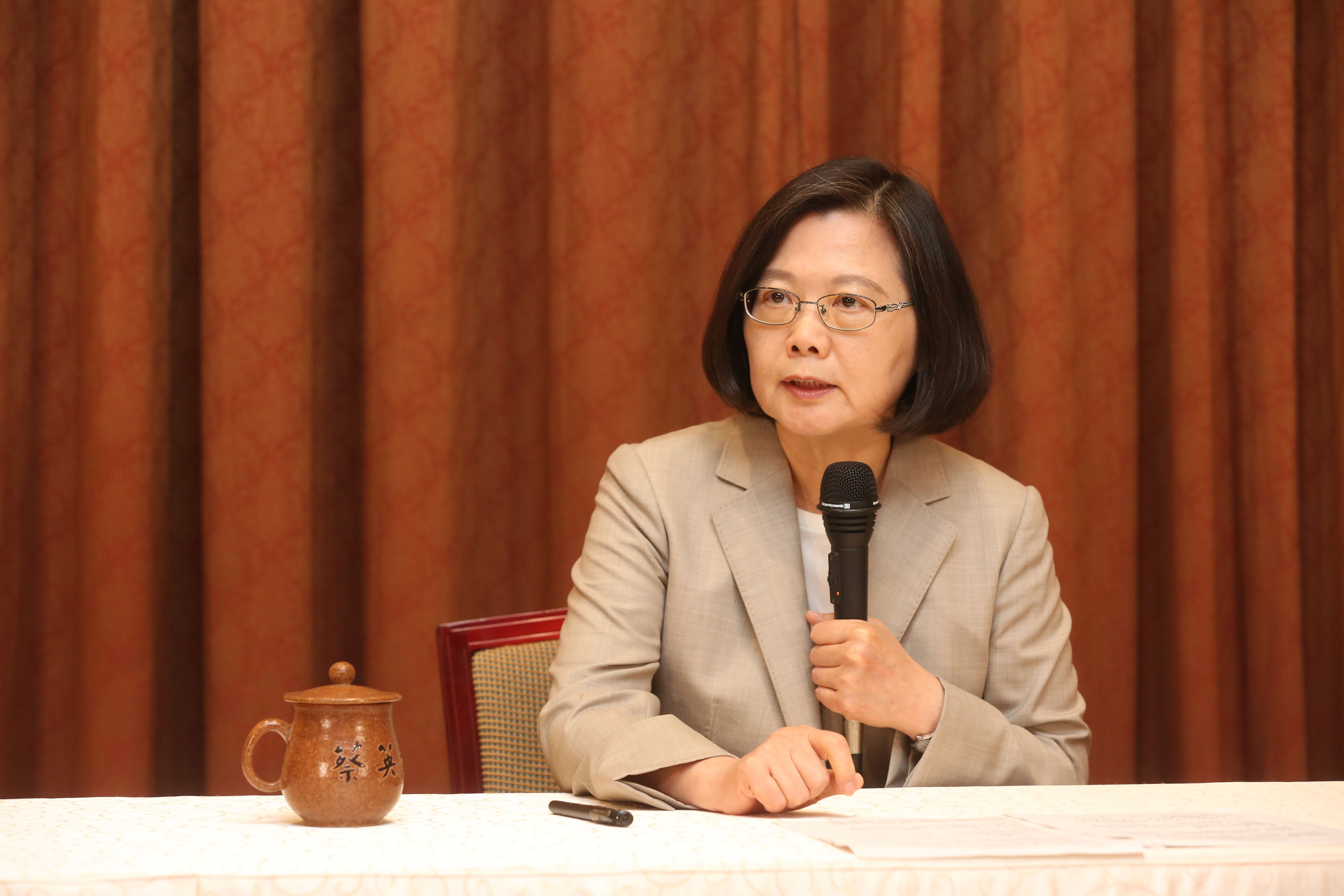 總統蔡英文談及一芳水果茶事件，強調「所謂水果茶當然希望天然的最好，但如果加了政治味就不好了。」（本刊資料照）