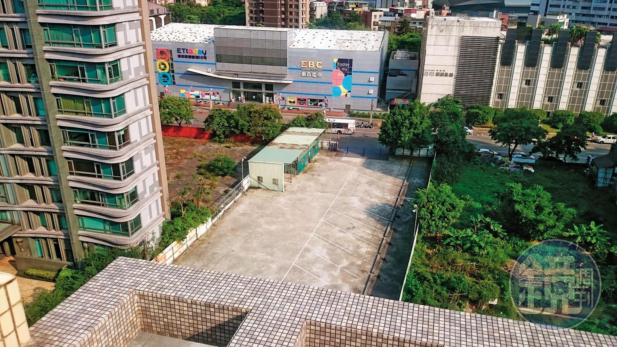 老二李博德力挺大哥，名下土地寧可放著養蚊子，也不租給三弟當停車場。