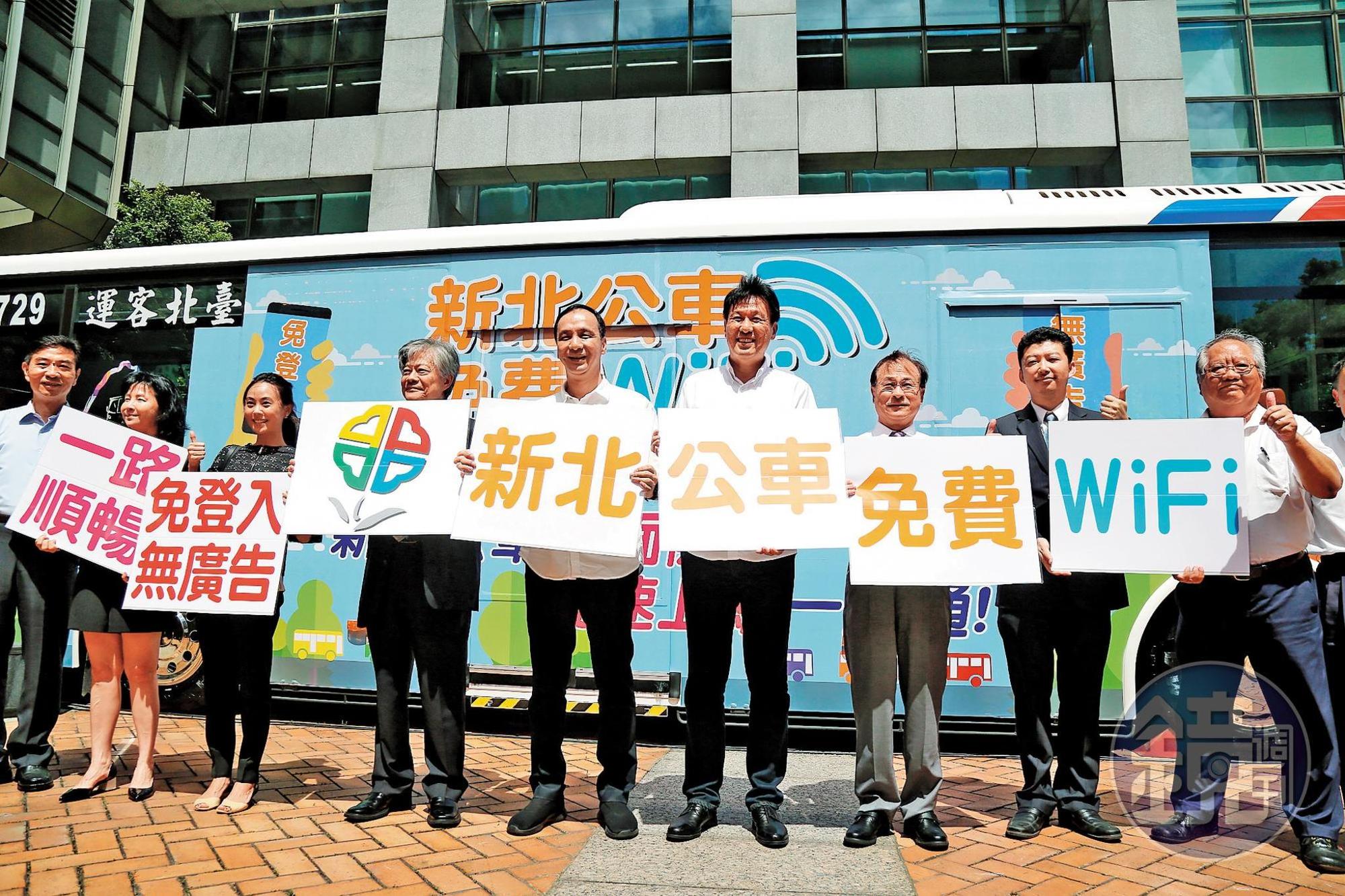 兄弟鬩牆之前，李博仁（左2）與李博文（右2）聯袂出席活動。（翻攝新北市府網頁）