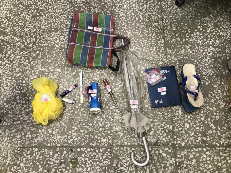 警方在林金寶歇腳處搜出簡單的生活物品。（翻攝畫面）