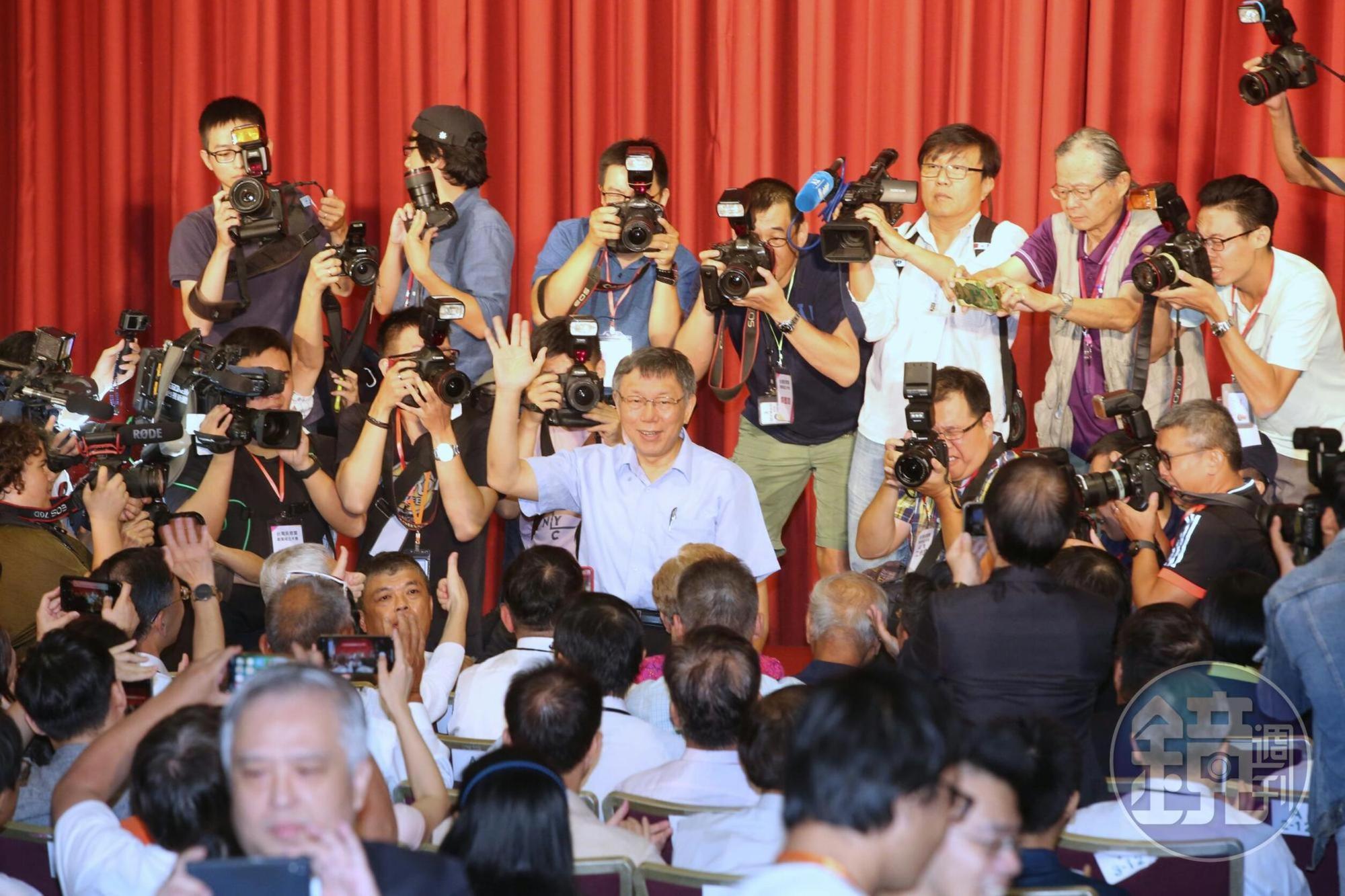台北市長柯文哲創立台灣民眾黨，不但批藍打綠，也直言現有的小黨受限於意識形態，變成主流政黨的側翼。 
