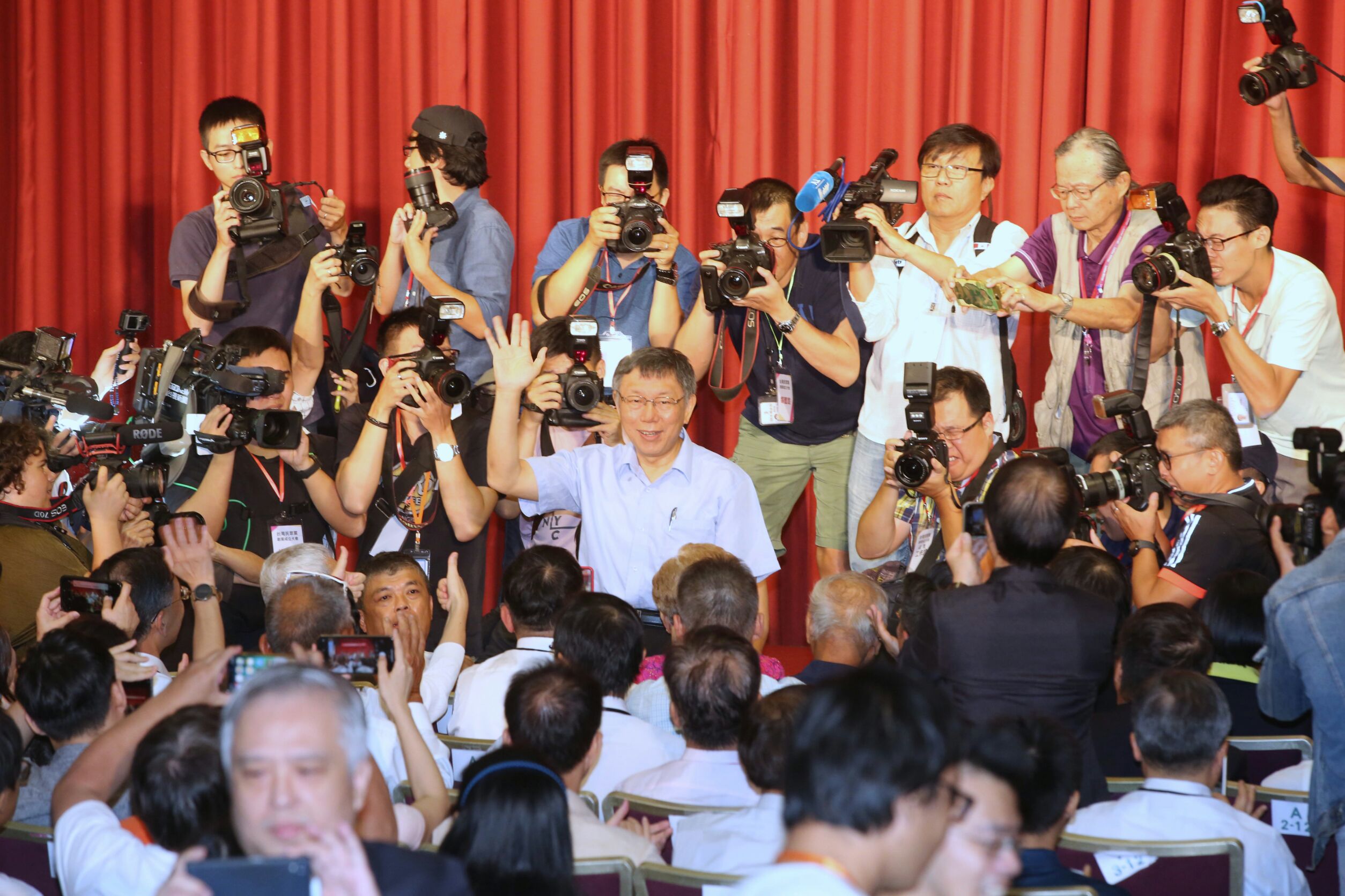 台北市長柯文哲創立台灣民眾黨，不但批藍打綠，也直言現有的小黨受限於意識形態，變成主流政黨的側翼。 
