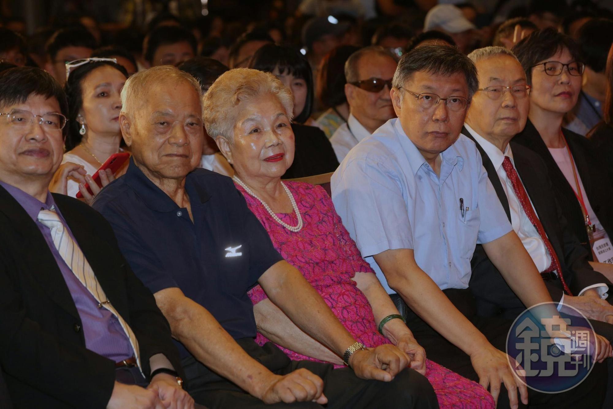 柯爸、柯媽在台下觀禮。