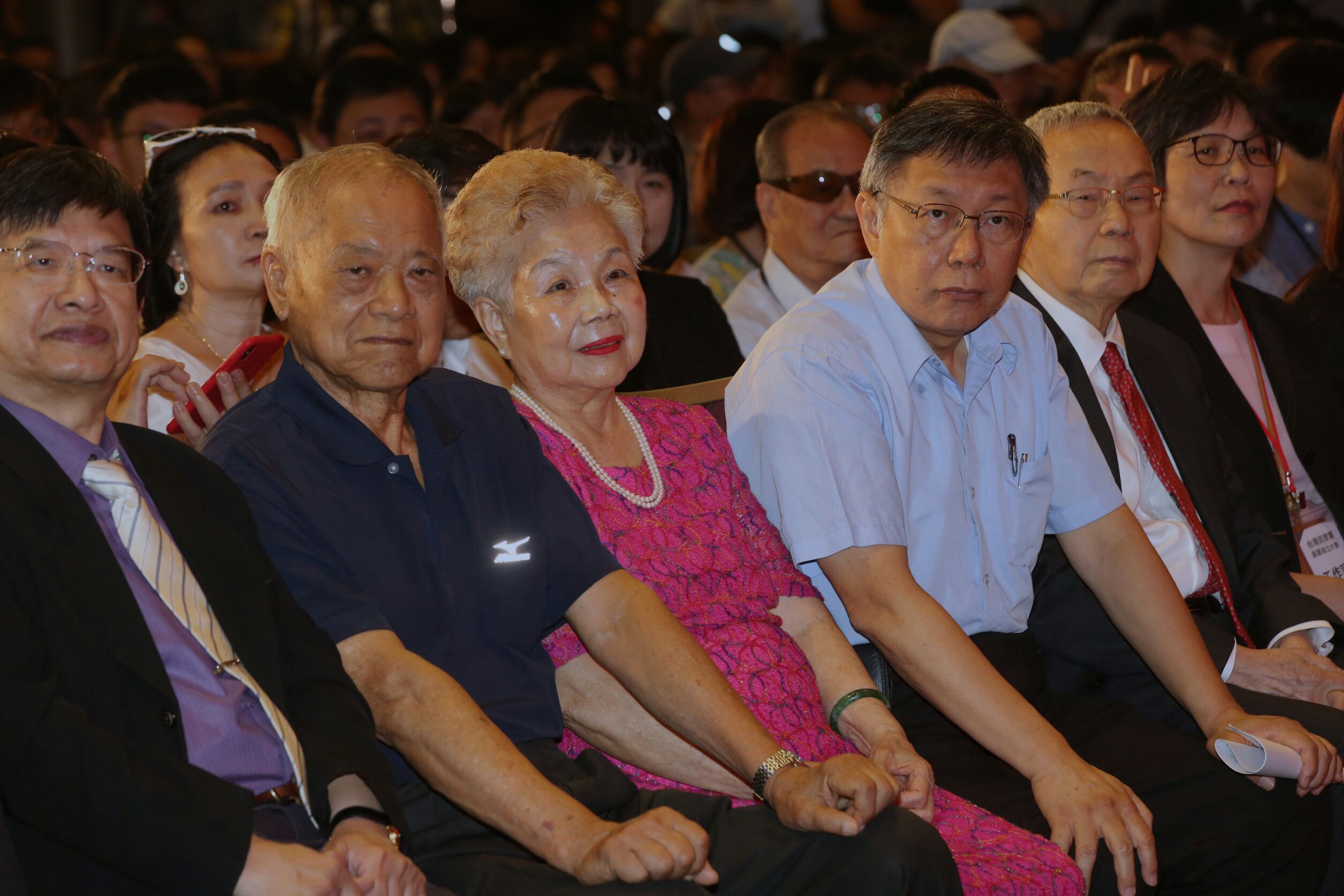 柯爸、柯媽在台下觀禮。
