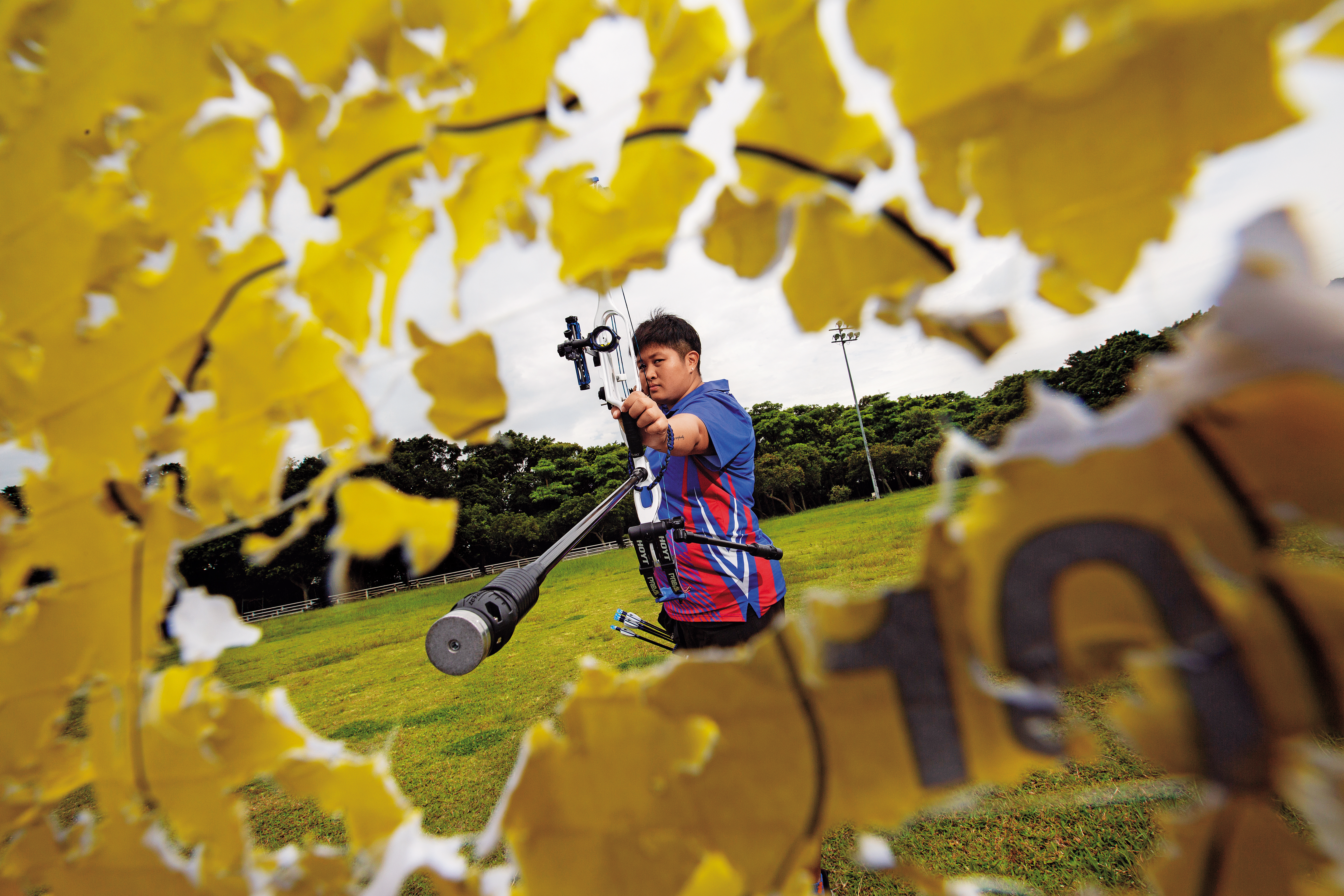 一次脫靶讓國手黃逸柔陷入失敗陰影，又意外遇上八仙塵爆，終於她奪下金牌，贖回自尊與自信。