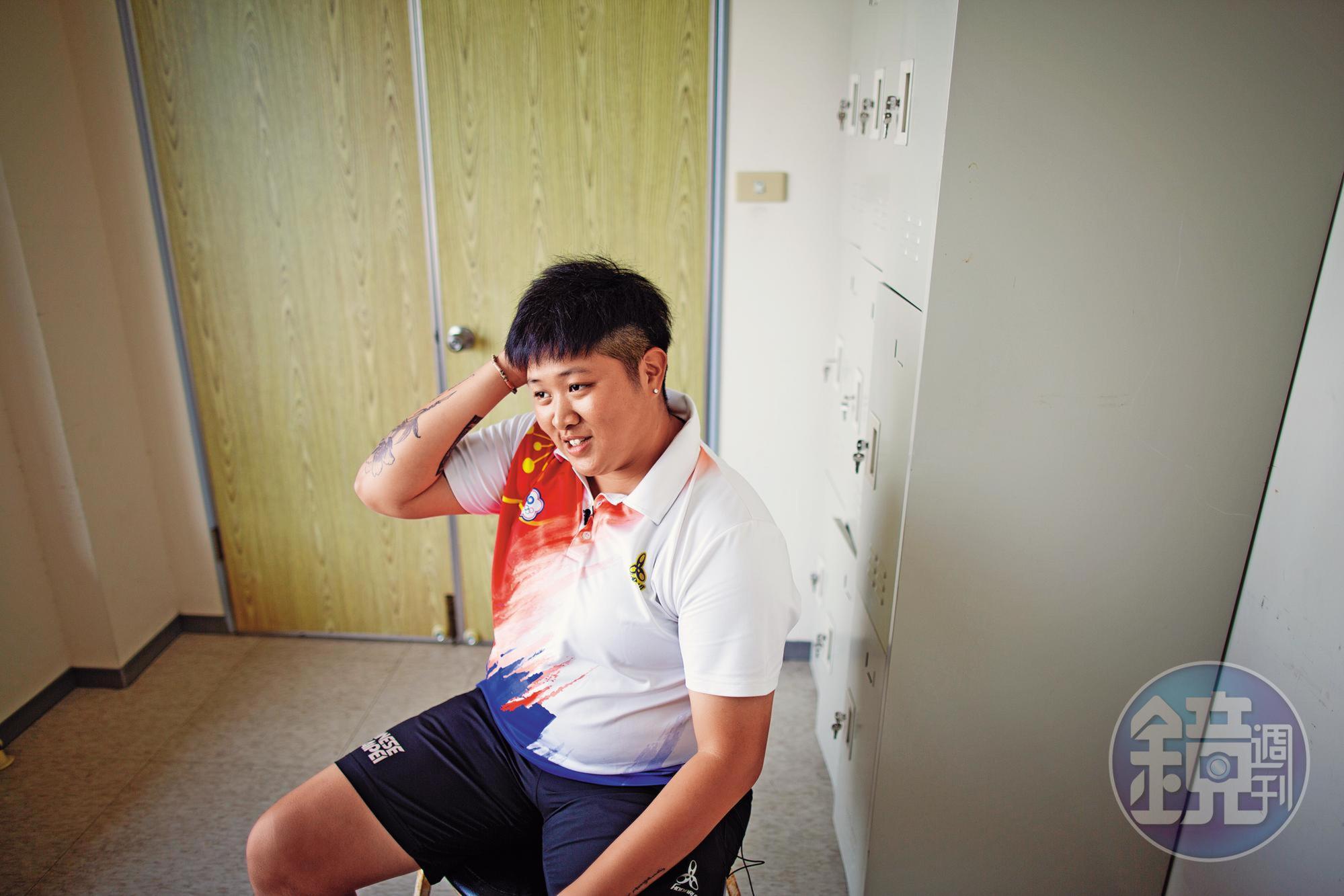黃逸柔從小活潑好動,喜歡戶外運動,但在看似陽剛的外表下,聊起小動物會馬上變得感性,笑起來也跟她所熱愛的小熊維尼一樣可愛。