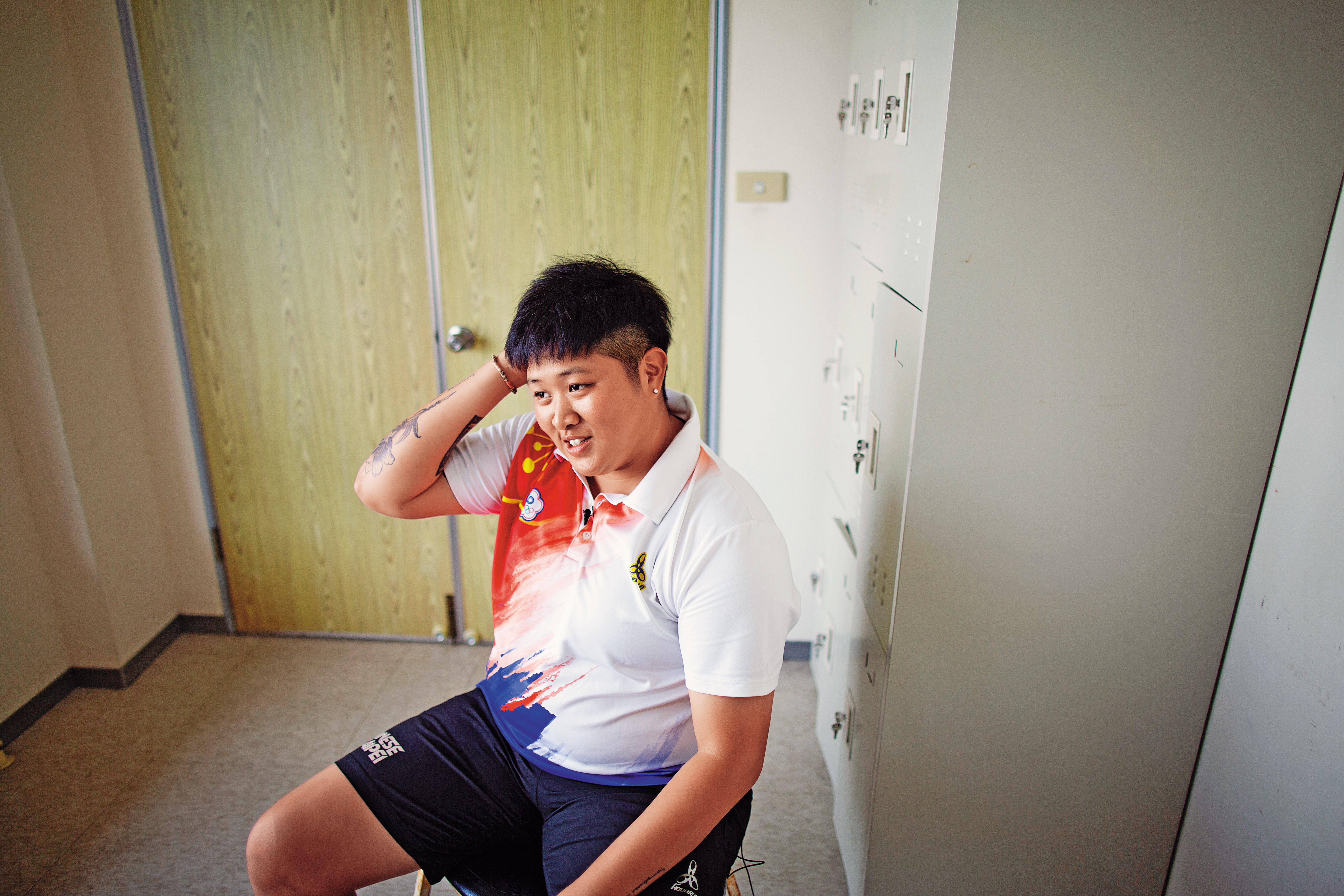 黃逸柔從小活潑好動，喜歡戶外運動，但在看似陽剛的外表下，聊起小動物會馬上變得感性，笑起來也跟她所熱愛的小熊維尼一樣可愛。