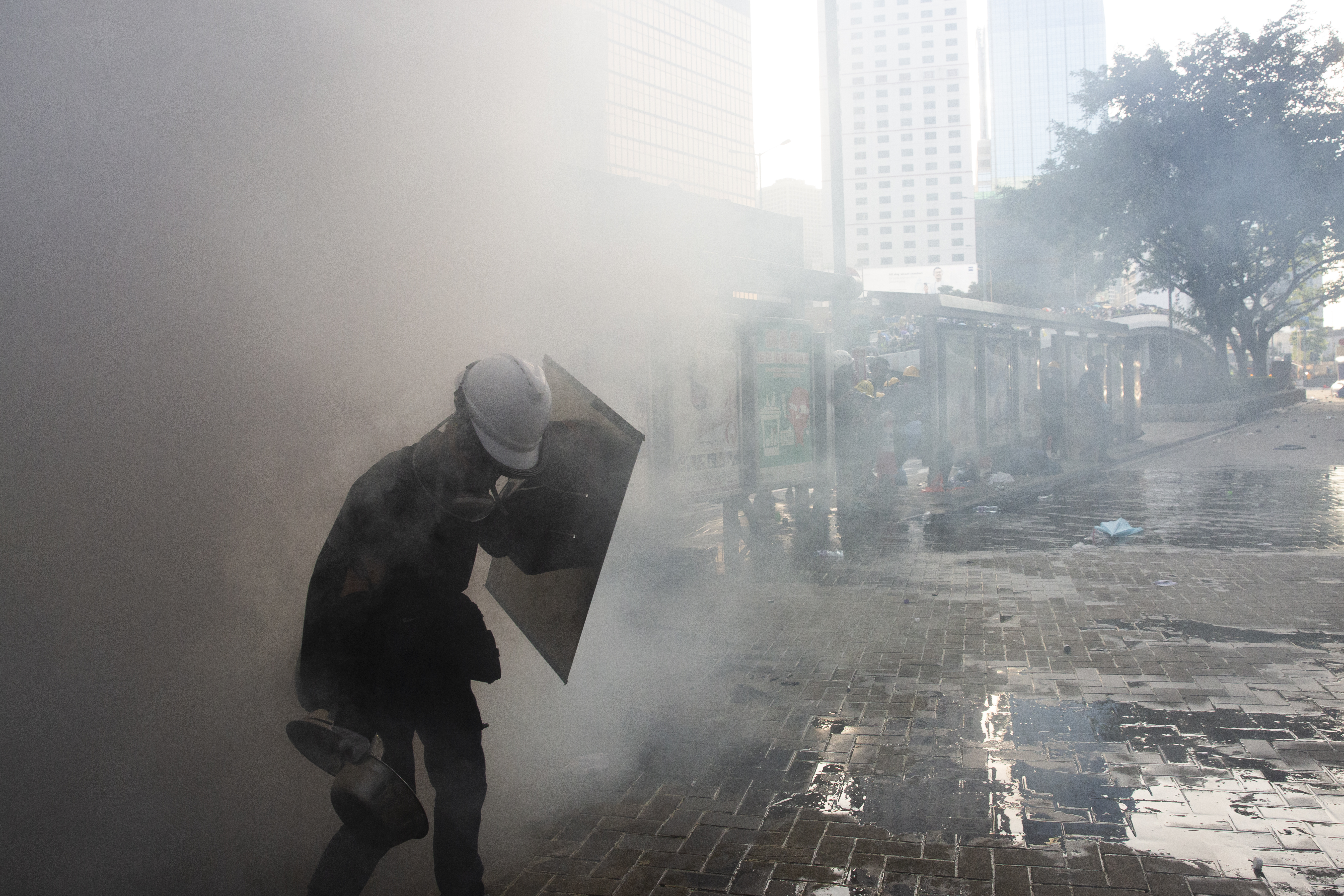 反送中三罷於5日上演，金鐘地區下午出現千名示威者佔領夏愨道，隨後遭遇警方強勢清場。