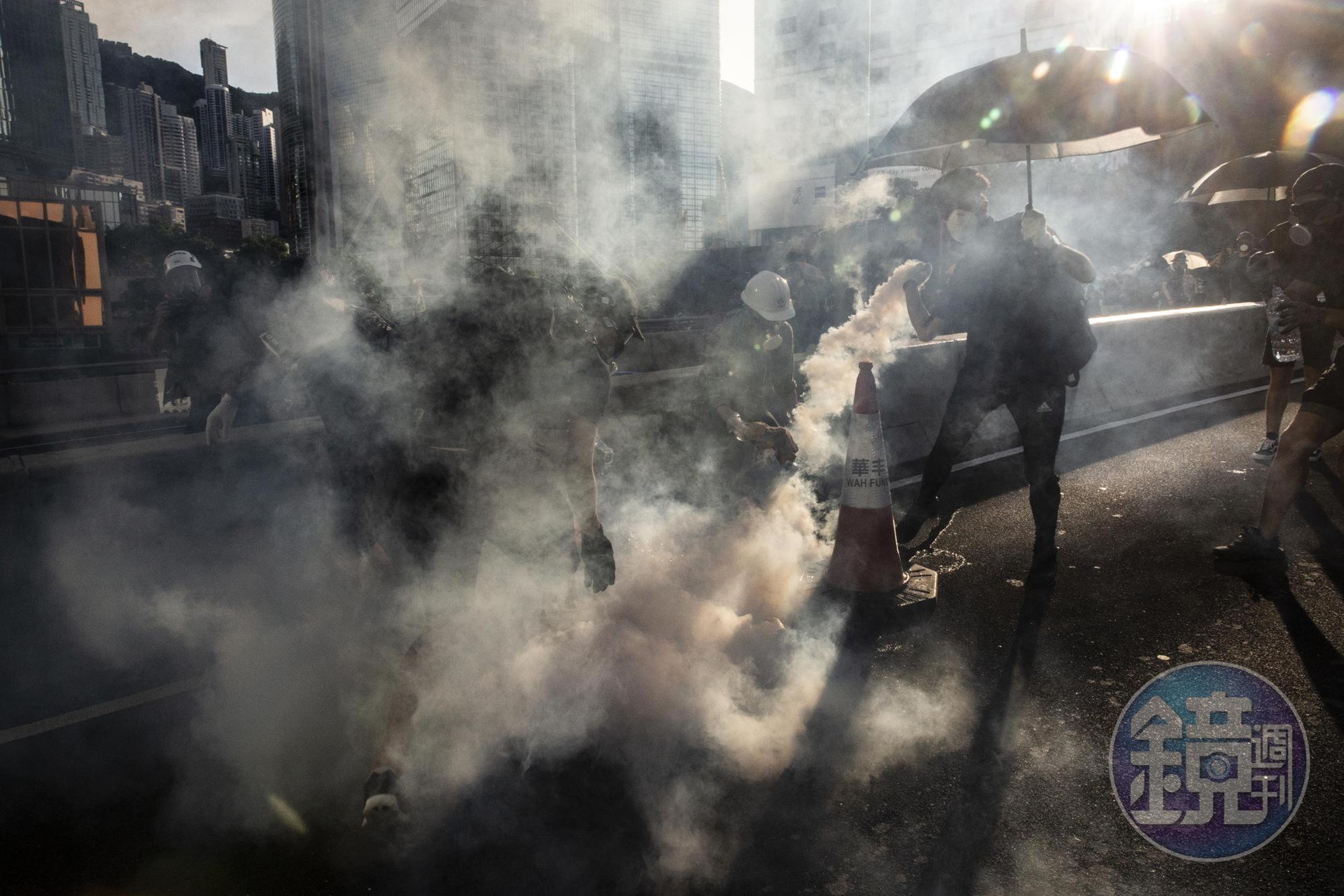 示威者快速以交通錐、鍋蓋與水將催淚彈熄滅，亦有人將催淚彈擲回。