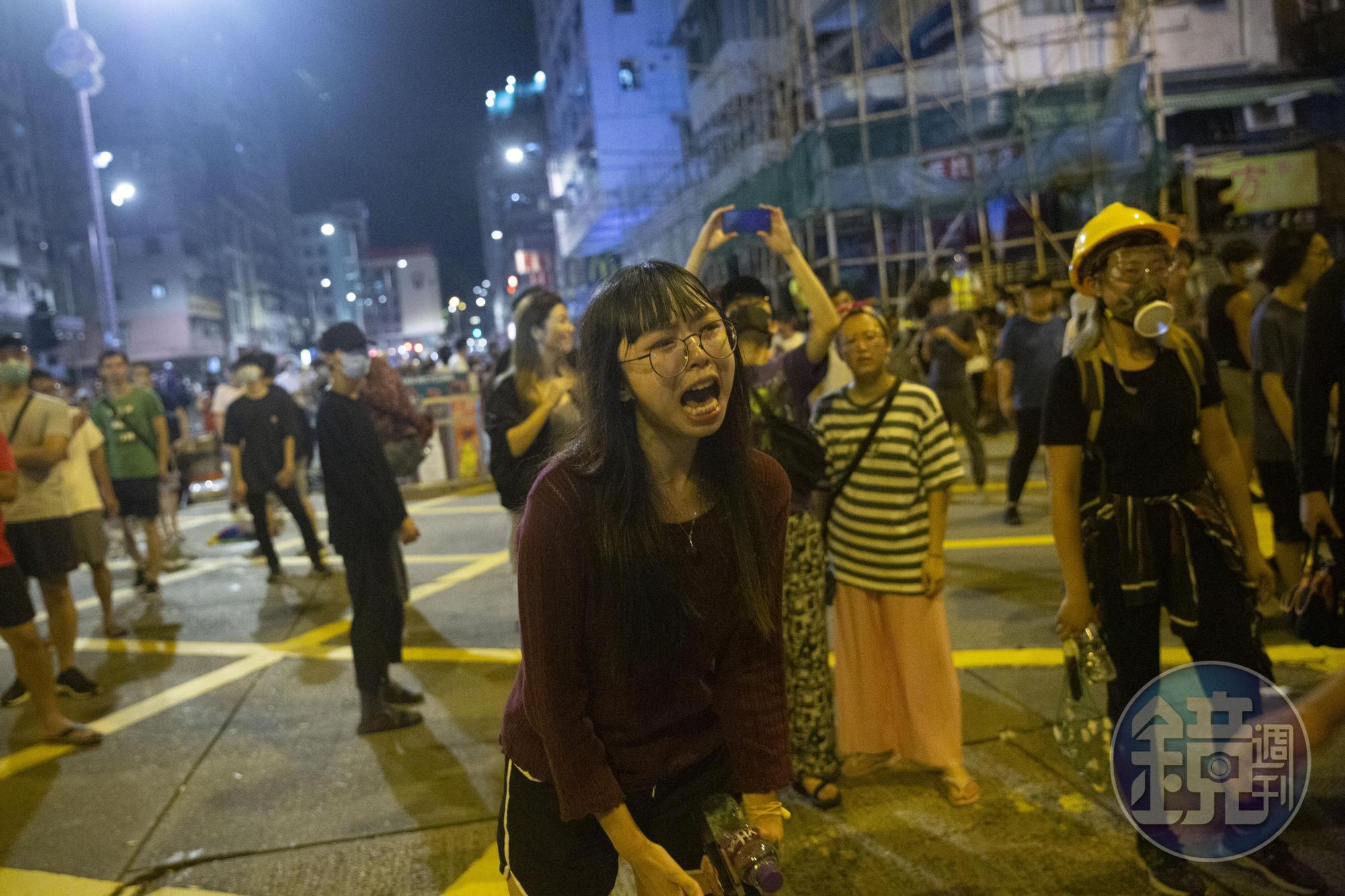 一位市民對著防暴警察哭喊。