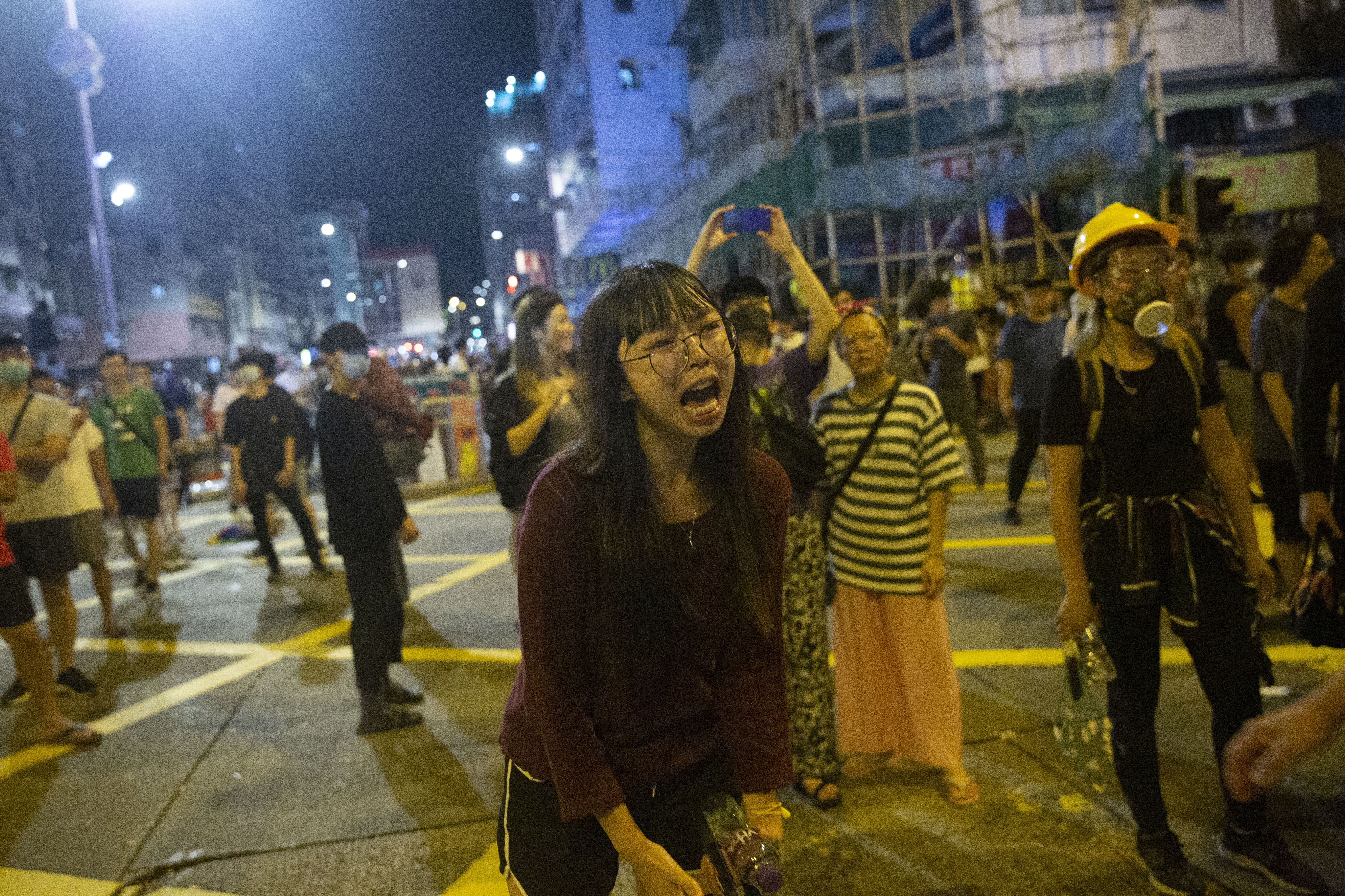 一位市民對著防暴警察哭喊。