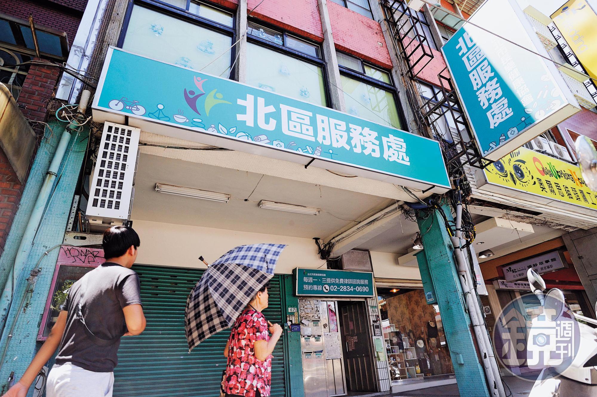 北市士林福國路67號的謝長廷政治起家厝,歷經5代嫡系民代扎根,但交棒到謝維洲手上後,如今卻關門大吉,昔日門口高掛的莊瑞雄與謝維洲人像看板已不復見。