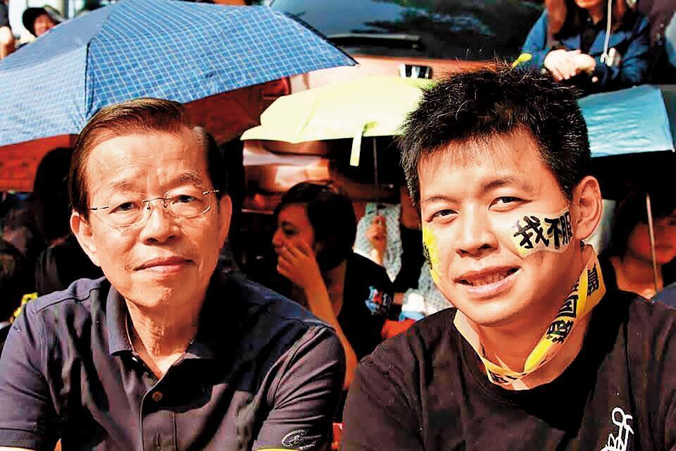 謝維洲(右)曾說「爸爸是我的偶像」,非常崇拜父親謝長廷(左)在政壇上的成就。(翻攝謝維洲臉書)