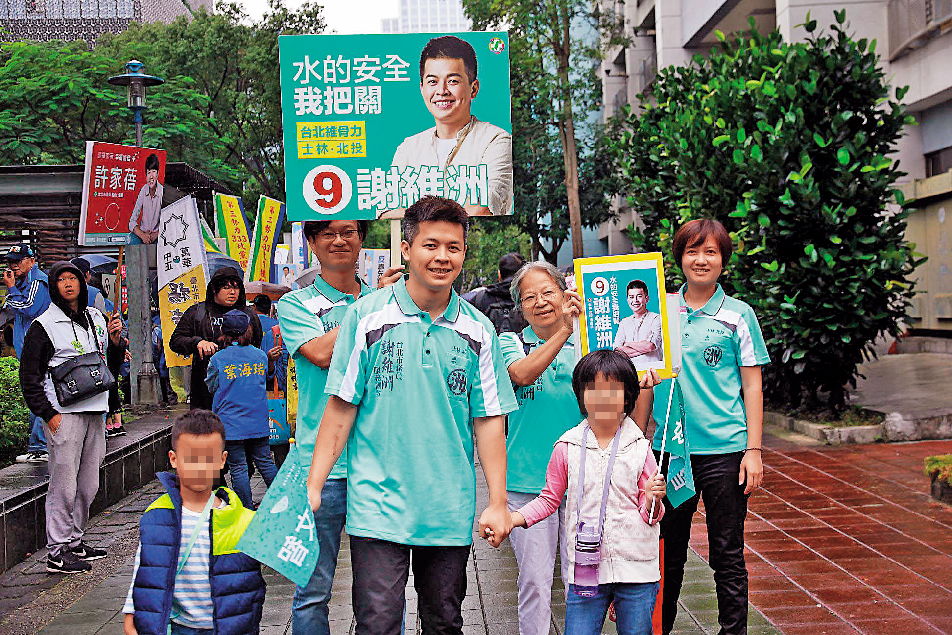 謝維洲（前中）去年競選連任時，曾主打用水安全作為競選訴求。（翻攝謝維洲臉書）