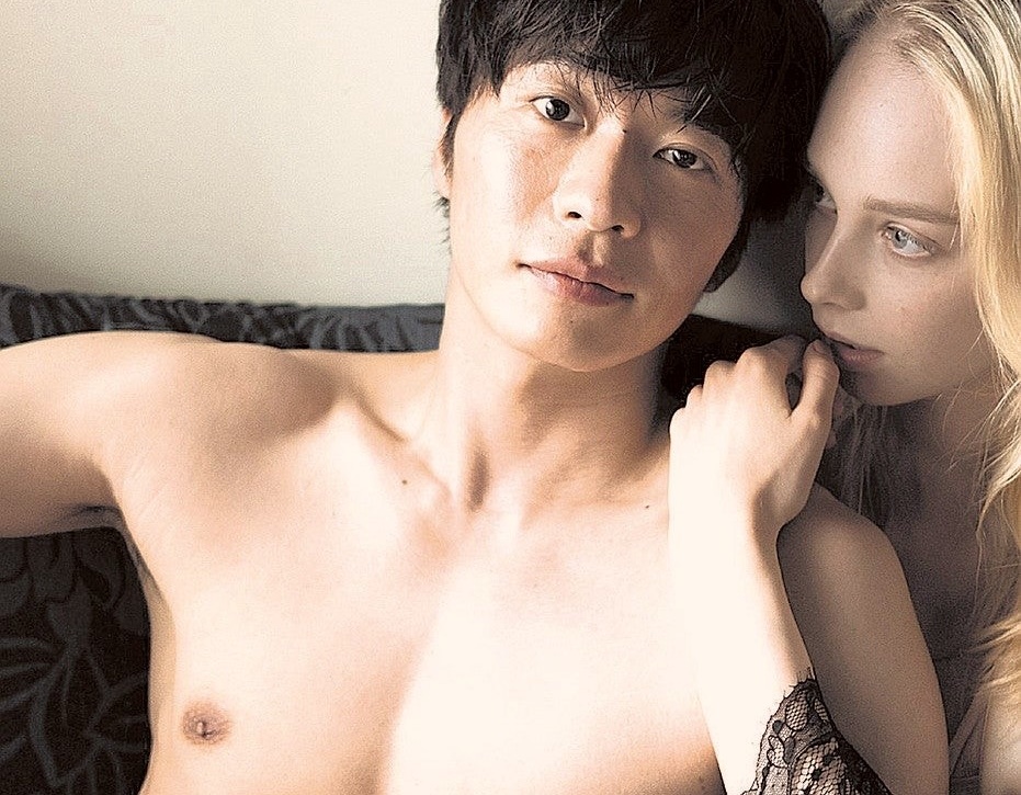 田中圭裸體登上雜誌《an.an》的「性愛特集」封面人物，大秀健美胸膛。（翻攝自日本雅虎）