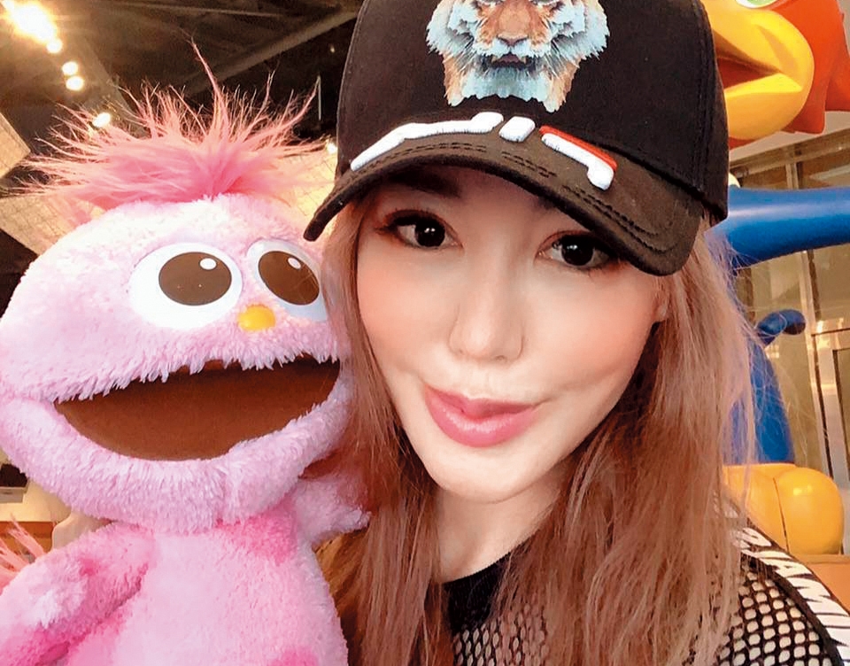 名媛李珍妮2013年自爆為開發金執行副總吳春台未婚生女，和吳妻米凱莉互罵對簿公堂。（翻攝自李珍妮臉書）