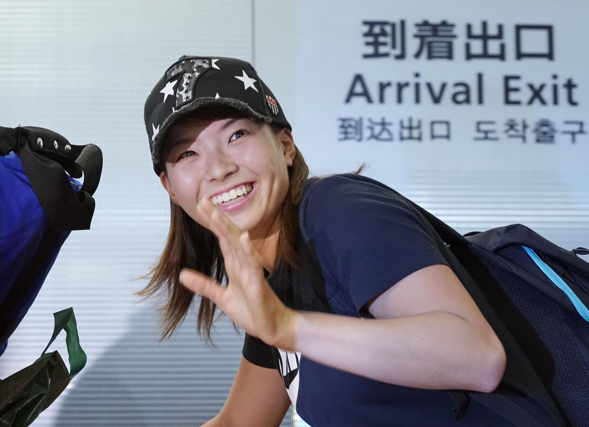 2019年8月6日,日本成田機場,澀野日向子贏得英國高球公開賽冠軍後返回日本。(東方IC)