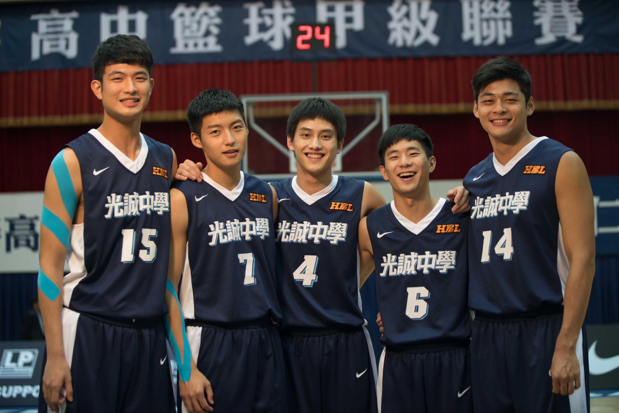 范少勳（左3）身高180公分，但與球員們站在一起卻成了哈比人。（逆光電影提供）