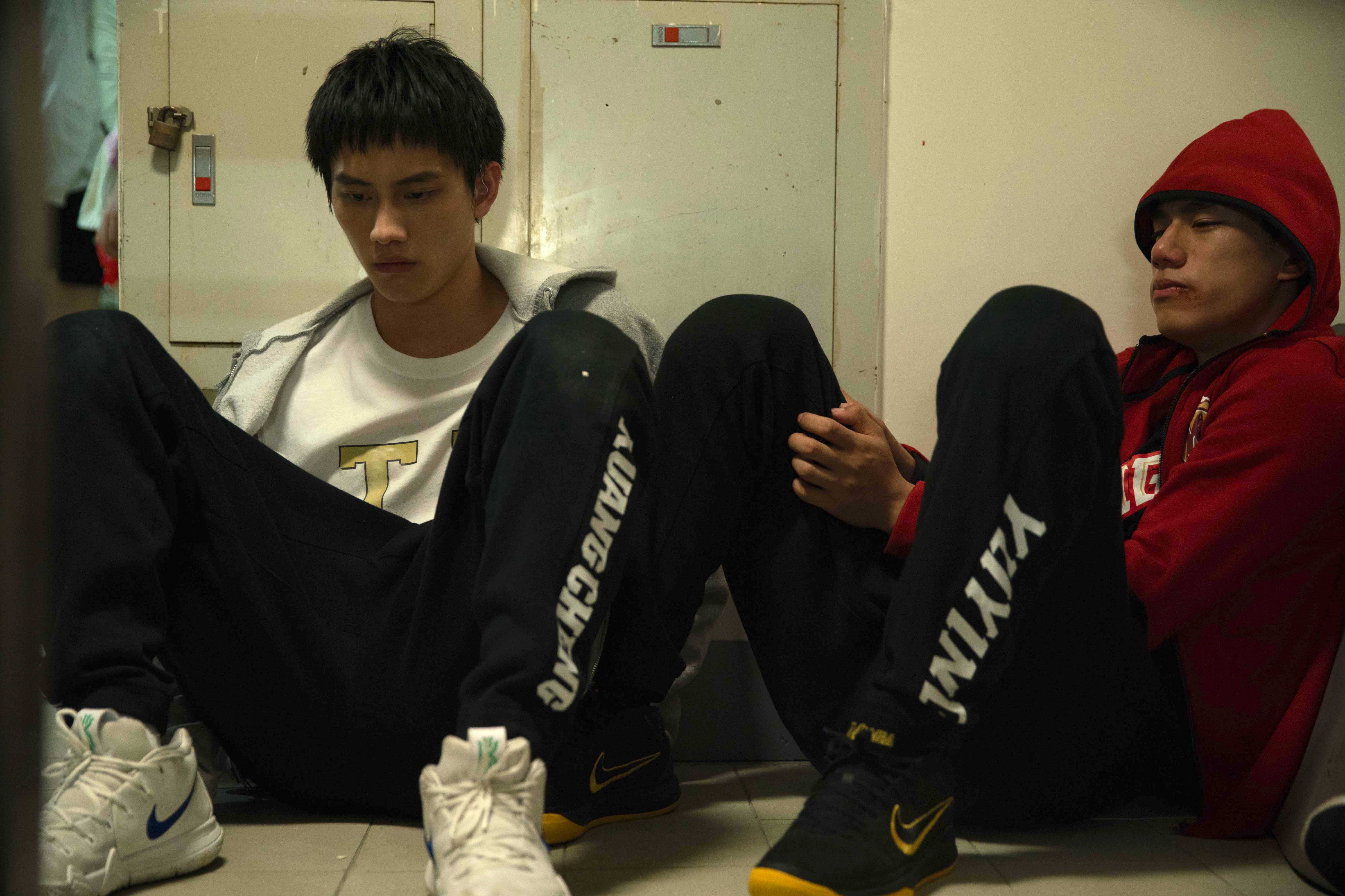 片中飾演兄弟的范少勳與朱軒洋「兄弟情深」，范少勳練習時受傷，朱軒洋狂打電話關心。（逆光電影提供）