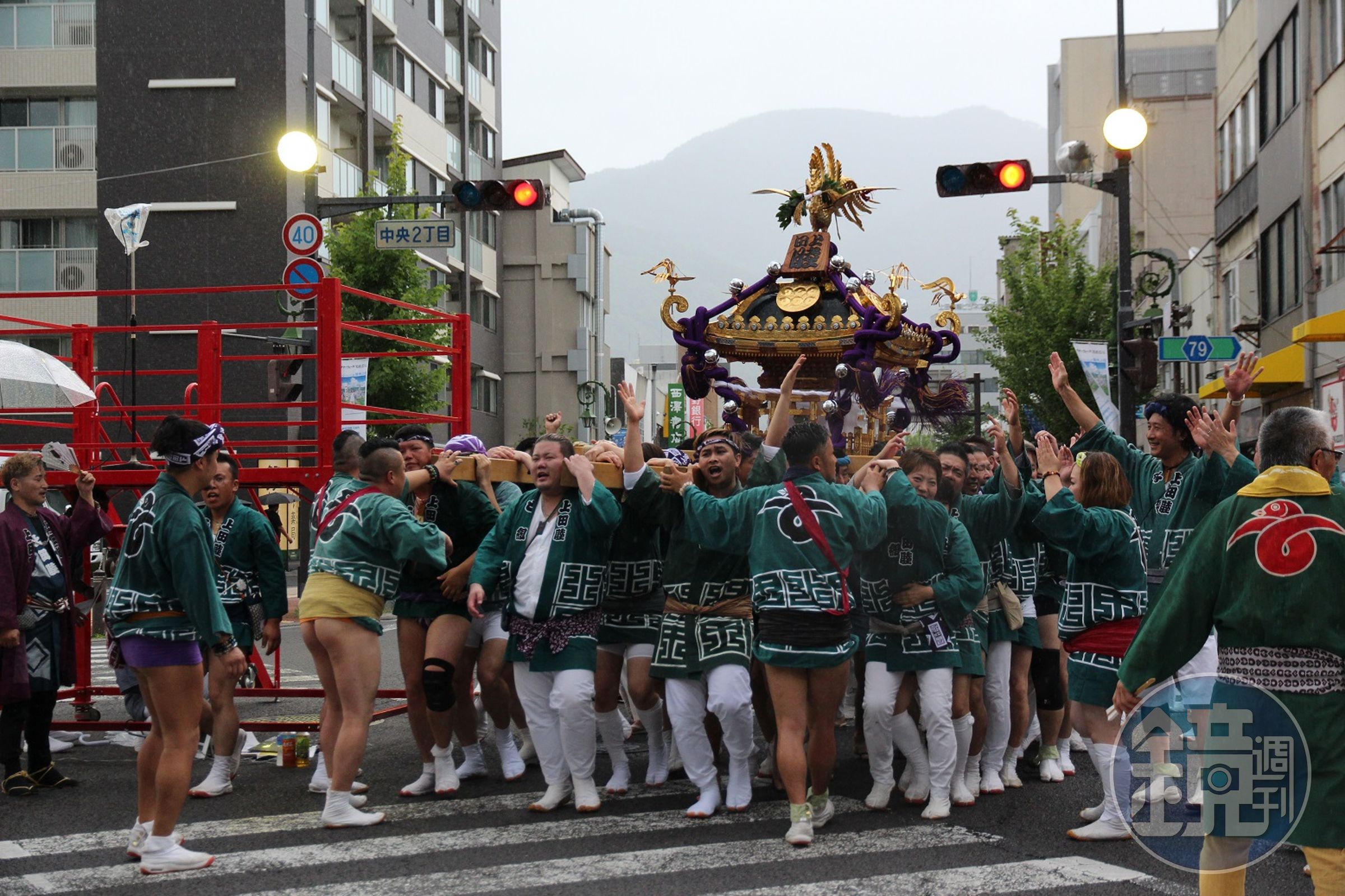 長野上田市的「哇秀依祭典」，會先從抬轎子開始。