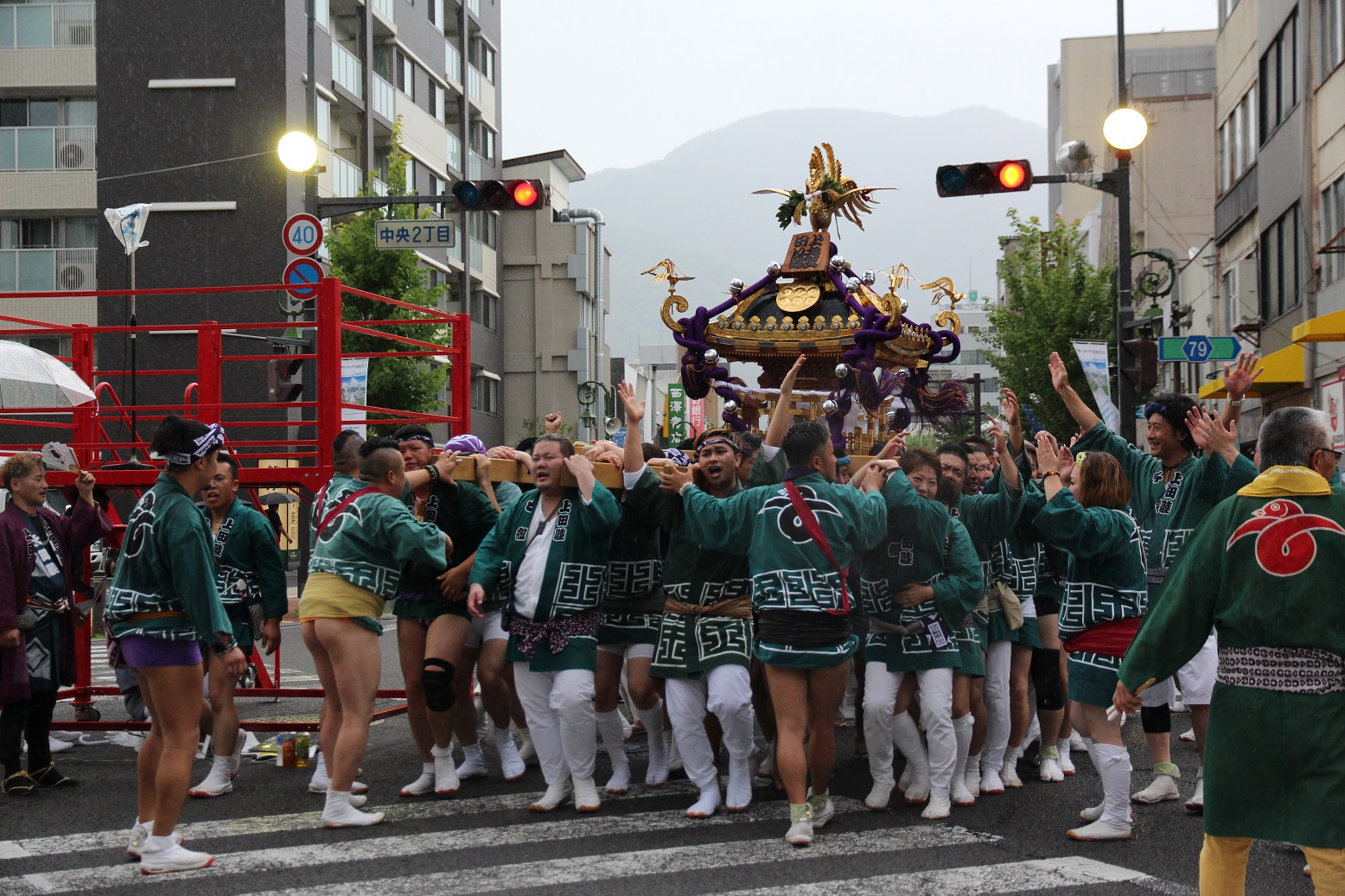 長野上田市的「哇秀依祭典」，會先從抬轎子開始。