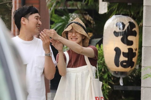 山里亮太（左）及新婚妻子蒼井優閃婚2個月，近日終於展開幸福的同居生活。（翻攝自《女性自身》）