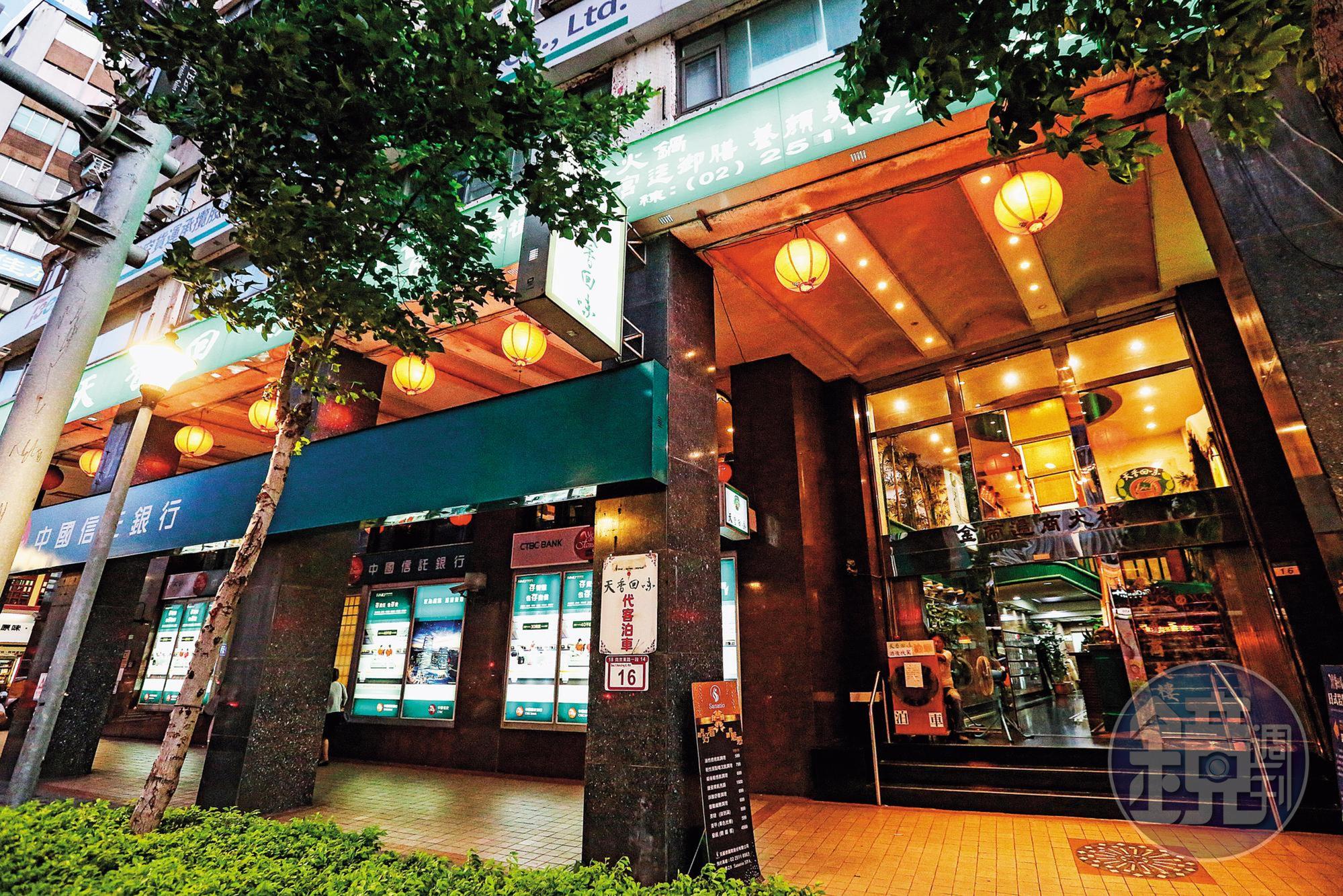 謝維洲回歸平淡改當上班族,在北市南京東路該棟大樓的物流公司工作。(林俊耀攝)