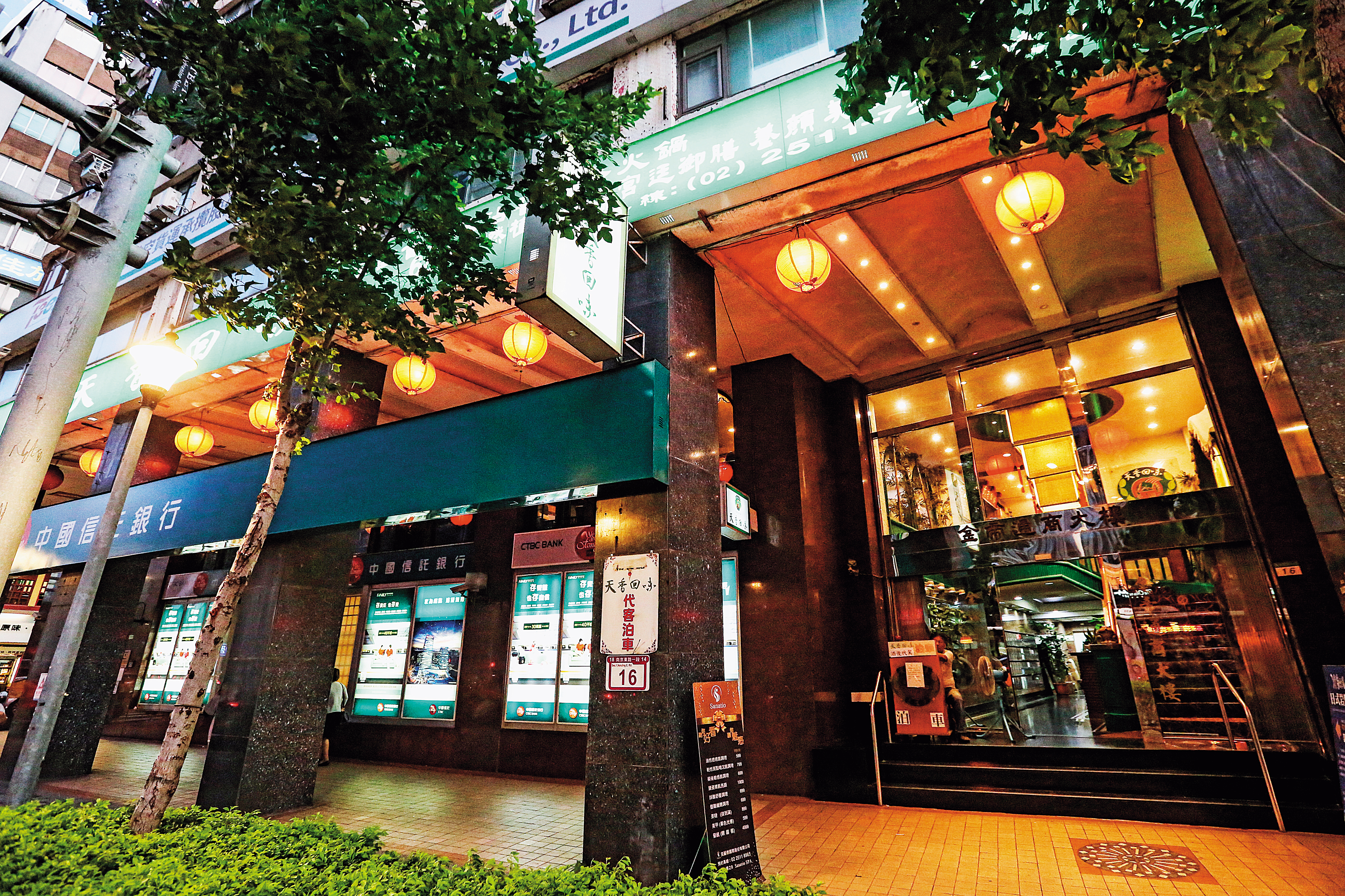 謝維洲回歸平淡改當上班族，在北市南京東路該棟大樓的物流公司工作。（林俊耀攝）