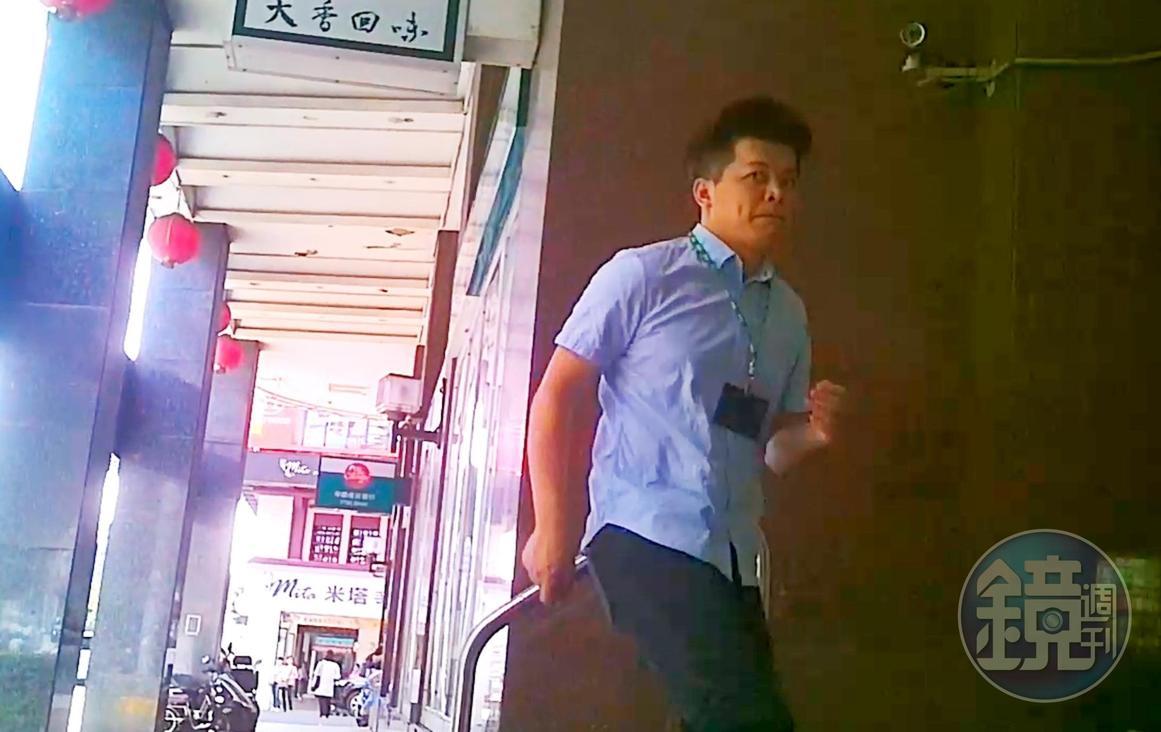 謝維洲似乎誤以為穿著黑衣的本刊記者是討債公司人員,加快腳步進入大樓。