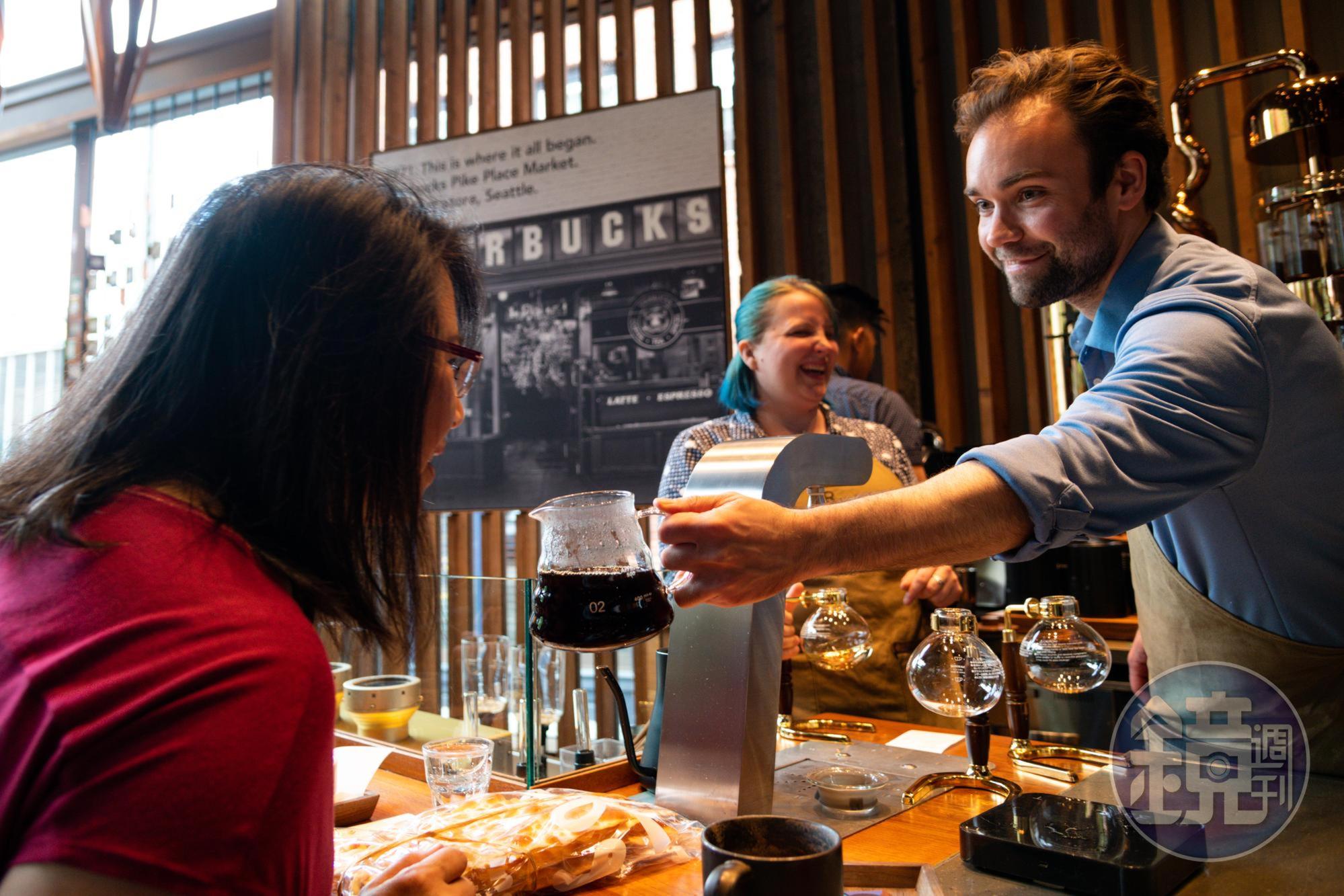 「Starbucks Reserve Roastery and Tasting Room」的咖啡師讓客人嗅聞剛用虹吸壺煮出的香氣。