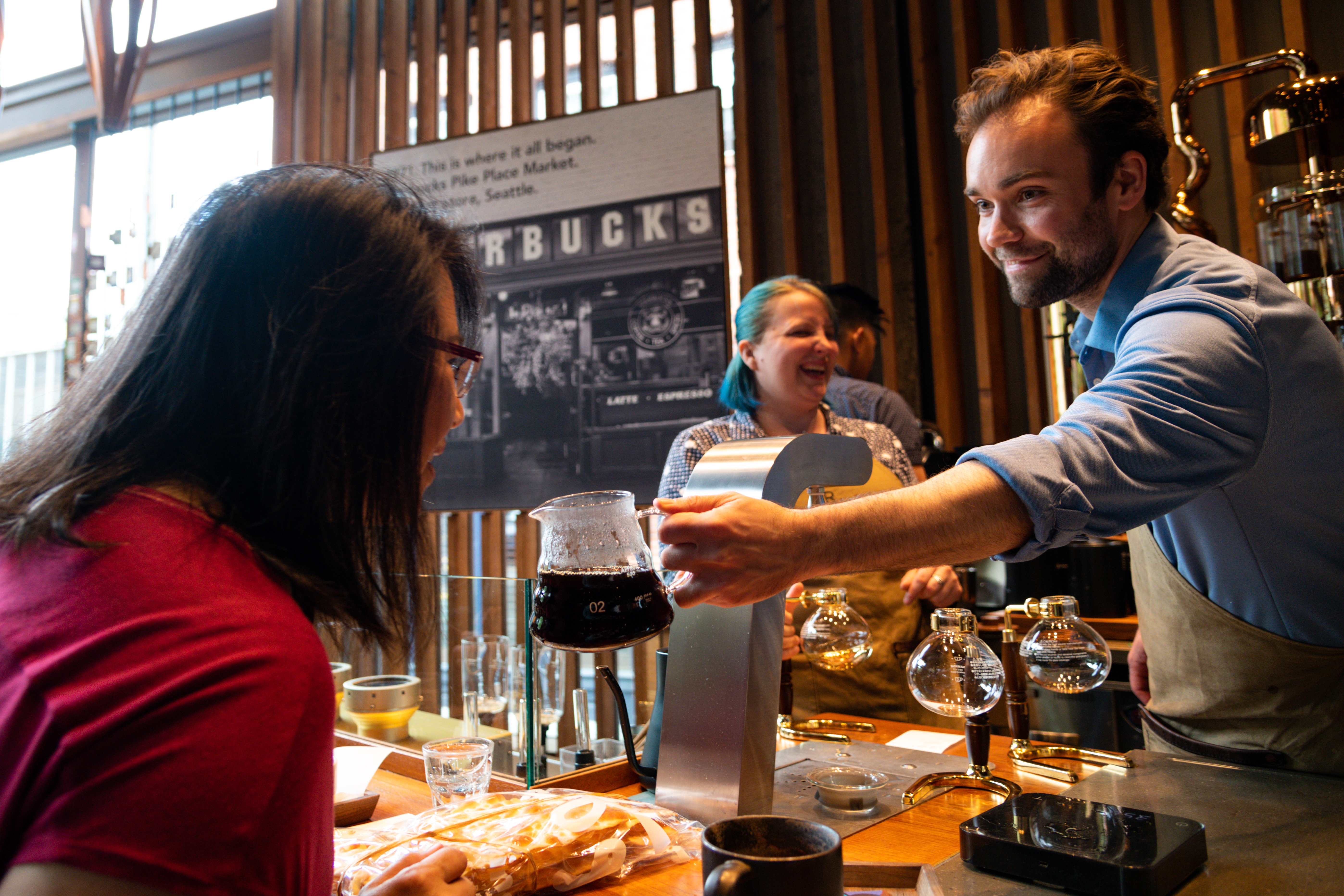 「Starbucks Reserve Roastery and Tasting Room」的咖啡師讓客人嗅聞剛用虹吸壺煮出的香氣。