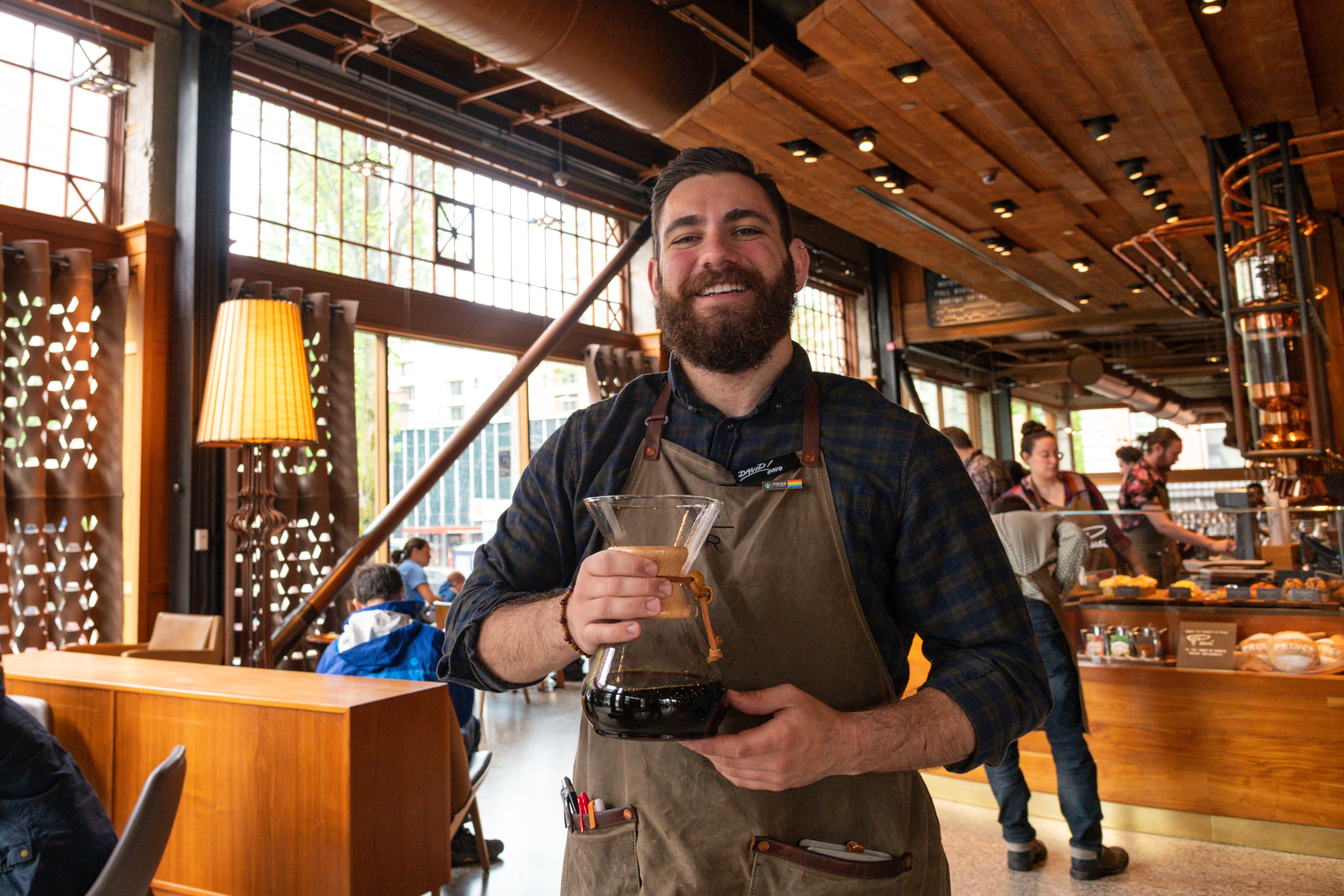 剛踏進「Starbucks Reserve Roastery and Tasting Room」，就有人捧著一壺咖啡熱情請大家試飲。
