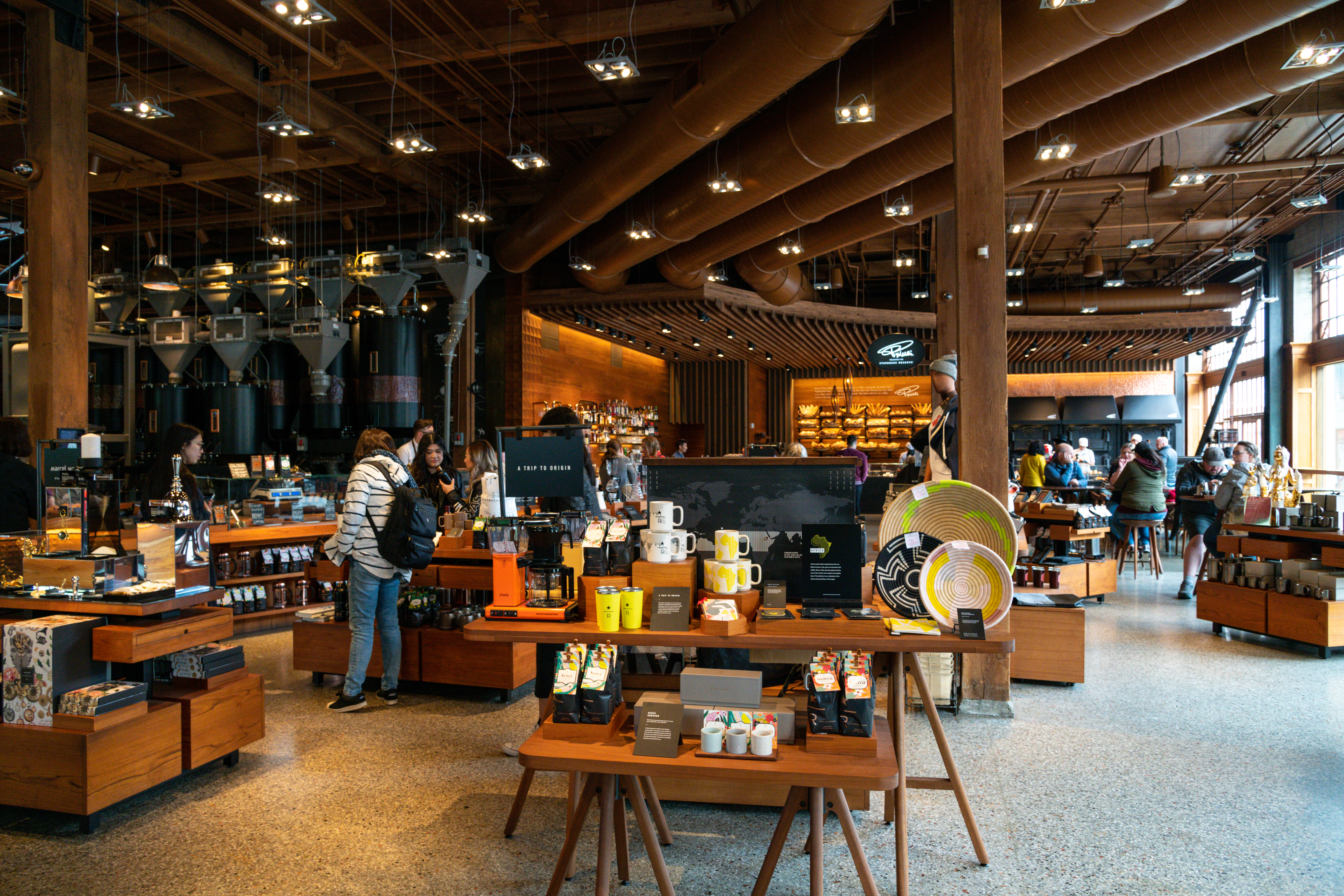 挑高空間風格簡約，就像專賣咖啡道具的精品店。