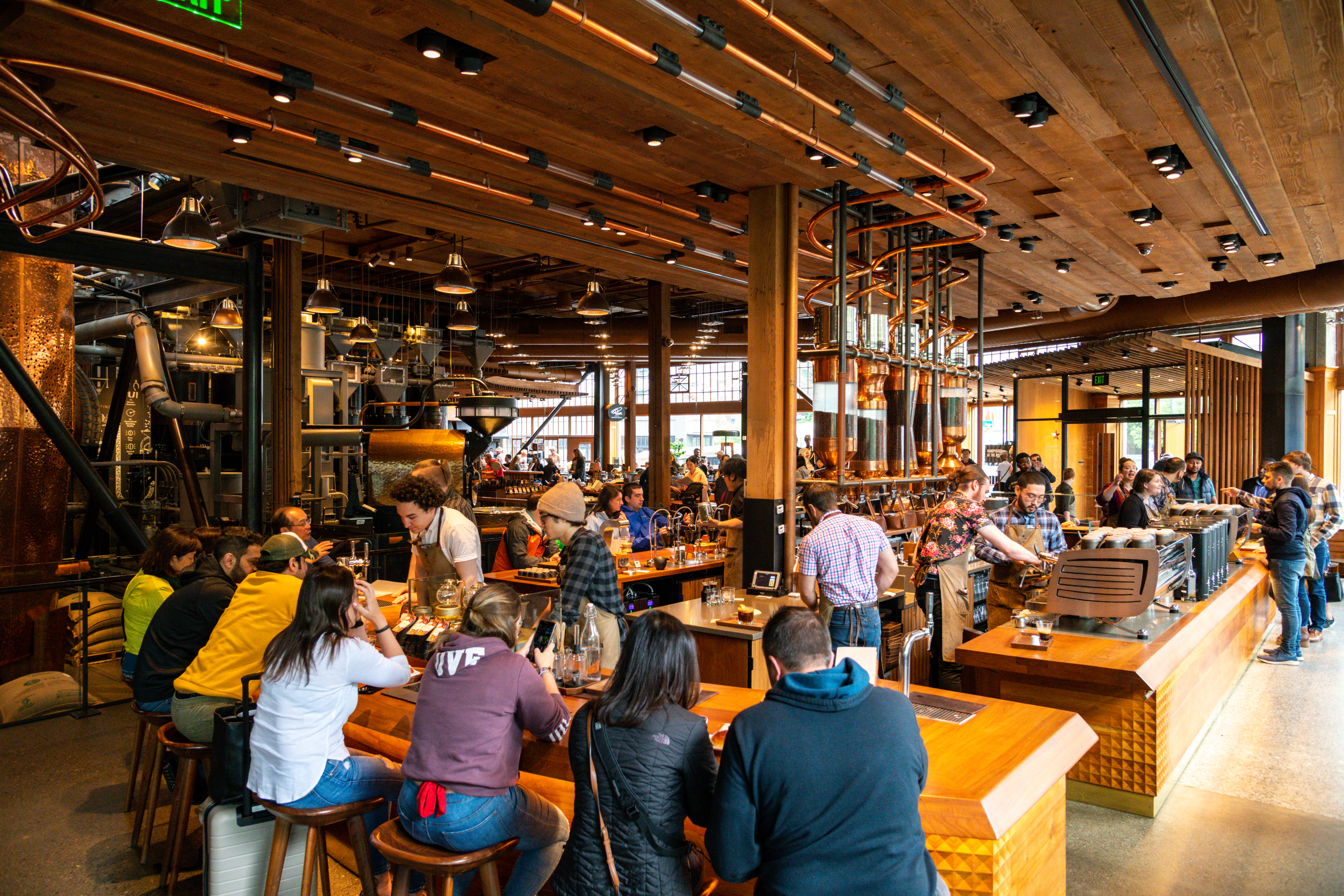 西雅圖的「Starbucks Reserve Roastery and Tasting Room」，是星巴克Reserve系列的第一家旗艦店，天花板上的金屬管有運輸咖啡豆的功能，主咖啡區的吧台極寬敞。