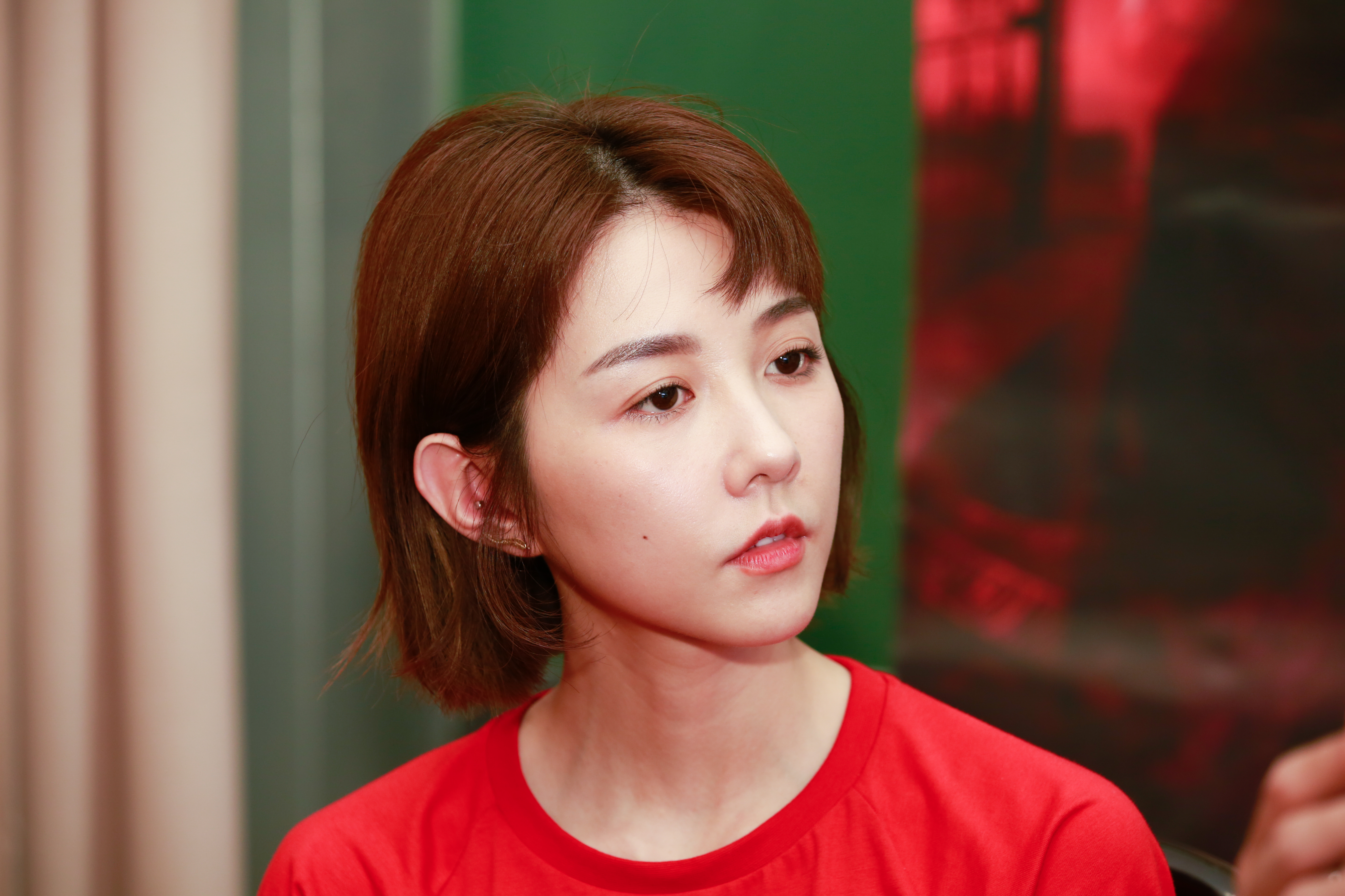 邵雨薇談拍戲時的靈異事件，開一開路突然就不見了。