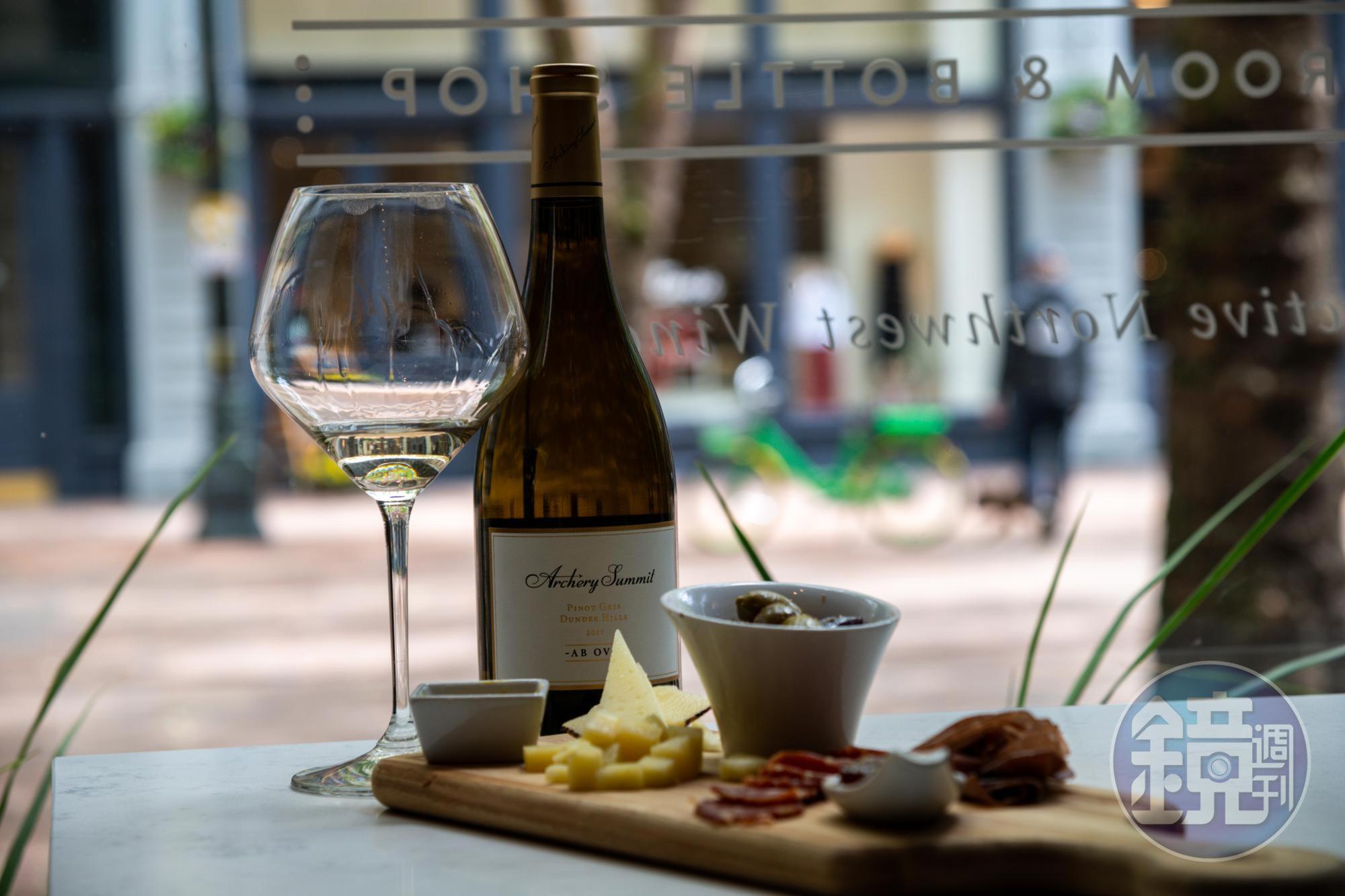在西雅圖的「The Estates Wine Room」,可以品嘗各種華盛頓州產的白酒,體會夏日微醺的感受。