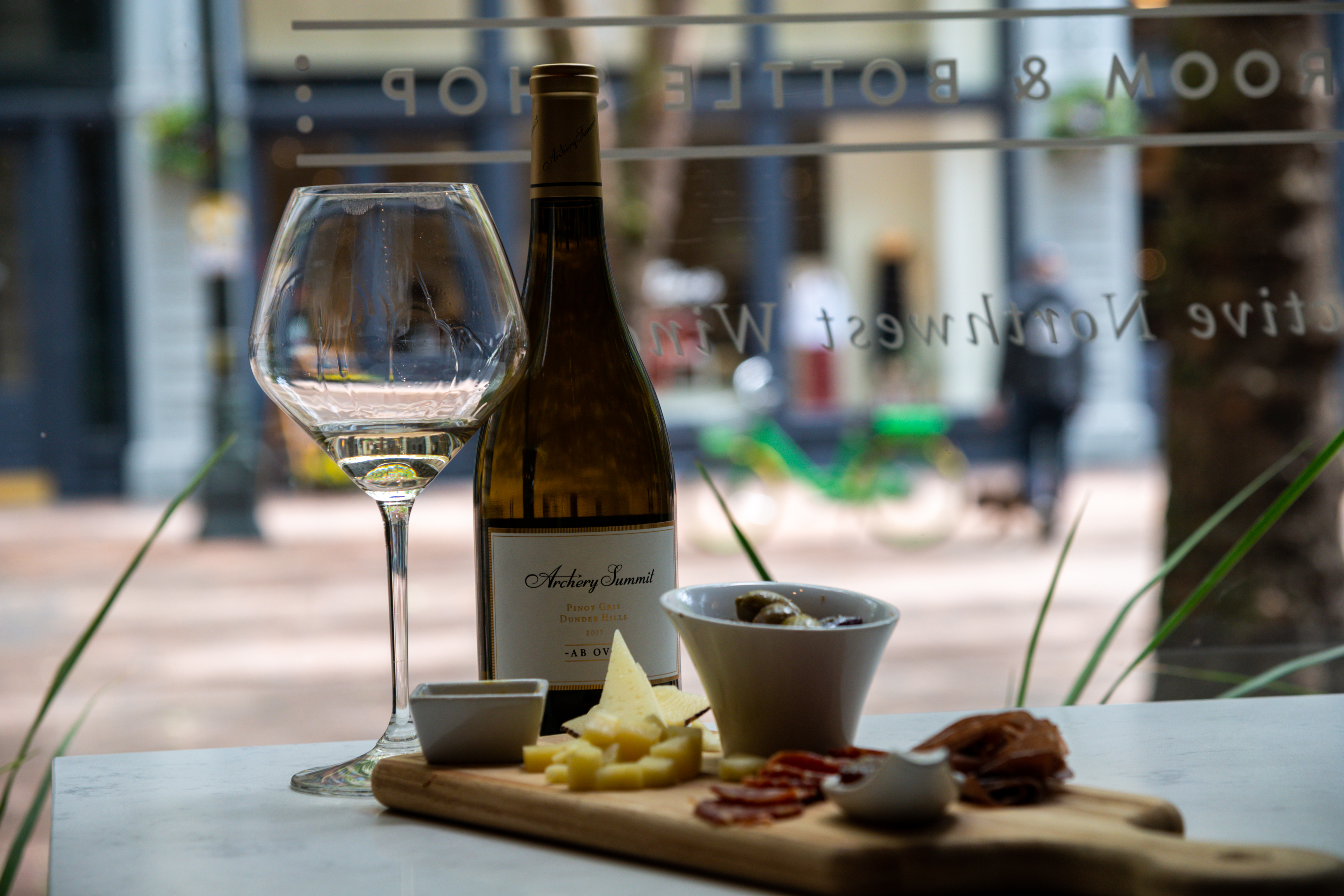 在西雅圖的「The Estates Wine Room」，可以品嘗各種華盛頓州產的白酒，體會夏日微醺的感受。