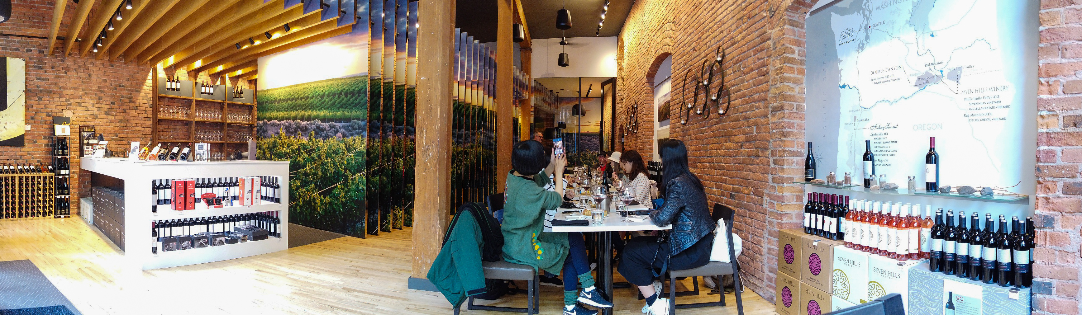「The Estates Wine Room」是先鋒廣場優雅的品酒空間。